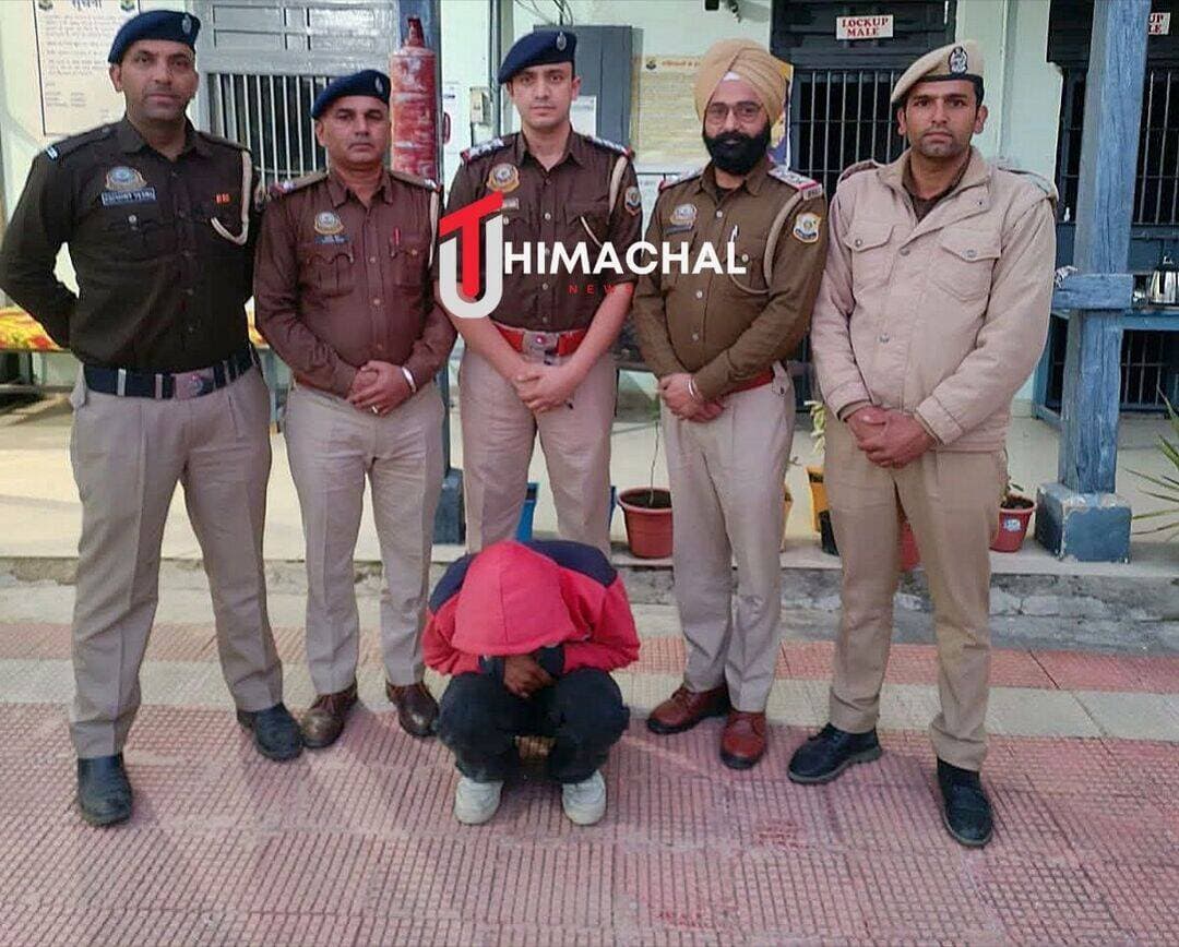 पॉलीथीन की पुड़िया से 6 ग्राम चिट्टा बरामद, नेरवा निवासी युवक गिरफ्तार
शिमला, 20 अक्टूबर। हिमाचल प्रदेश में नशे के अवैध कारोबार के खिलाफ चलाए जा रहे अभियान के तहत शिमला पुलिस ने चौपाल क्षेत्र में कार्रवाई करते हुए 6 ग्राम चिट्टा (हेरोइन) बरामद किया है। इस मामले में पुलिस ने नेरवा निवासी एक युवक को गिरफ्तार किया है।
प्राप्त जानकारी के अनुसार, 19 अक्टूबर 2026 को पुलिस थाना चौपाल की टीम गश्त पर थी। इसी दौरान पुलिस को रिउणी क्षेत्र में नशीले पदार्थ से संबंधित विश्वसनीय गुप्त सूचना मिली। सूचना के आधार पर पुलिस टीम ने नियमानुसार कार्रवाई करते हुए क्षेत्र में दबिश दी।
पुलिस ने इस दौरान सौरभ पुत्र अर्जुन, निवासी नेरवा, जिला शिमला की तलाशी ली। तलाशी के दौरान उसके कब्जे से एक पॉलीथीन की पुड़िया में रखा 6 ग्राम चिट्टा (हेरोइन) बरामद हुआ।
पुलिस ने आरोपी को गिरफ्तार कर उसके खिलाफ पुलिस थाना चौपाल में एफआईआर संख्या 59/2026, दिनांक 19 अक्टूबर 2026, एनडीपीएस एक्ट की धारा 21 के तहत मामला दर्ज किया है।
पुलिस के अनुसार, गिरफ्तार आरोपी को न्यायालय के समक्ष पेश किया जाएगा। फिलहाल मामले में आगामी जांच जारी है।
<nis:link nis:type=tag nis:id=shimlapolice nis:value=ShimlaPolice nis:enabled=true nis:link/> <nis:link nis:type=tag nis:id=chopal nis:value=Chopal nis:enabled=true nis:link/> <nis:link nis:type=tag nis:id=nerwa nis:value=Nerwa nis:enabled=true nis:link/> <nis:link nis:type=tag nis:id=chitta nis:value=Chitta nis:enabled=true nis:link/> <nis:link nis:type=tag nis:id=heroin nis:value=Heroin nis:enabled=true nis:link/> <nis:link nis:type=tag nis:id=ndpsact nis:value=NDPSAct nis:enabled=true nis:link/> <nis:link nis:type=tag nis:id=himachalnews nis:value=HimachalNews nis:enabled=true nis:link/> <nis:link nis:type=tag nis:id=crimenews nis:value=CrimeNews nis:enabled=true nis:link/> <nis:link nis:type=tag nis:id=uthimachal nis:value=UTHimachal nis:enabled=true nis:link/> <nis:link nis:type=tag nis:id=utnews nis:value=UTNews nis:enabled=true nis:link/>