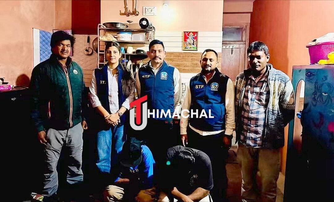 कुल्लू में 29.68 ग्राम चिट्टा बरामद, पंजाब और मनाली के दो युवक गिरफ्तार
कुल्लू, 20 अक्टूबर। हिमाचल प्रदेश में नशे के खिलाफ चलाए जा रहे अभियान के तहत एसटीएफ (STF) की टीम ने कुल्लू जिले में कार्रवाई करते हुए 29.68 ग्राम हेरोइन (चिट्टा) बरामद की है। इस मामले में पंजाब और कुल्लू जिले के दो युवकों को गिरफ्तार किया गया है।
पुलिस विभाग से मिली जानकारी के अनुसार, 19 अक्टूबर को एएसआई चंद्रशेखर की देखरेख में एसटीएफ टीम ने स्वतंत्र गवाहों की मौजूदगी में कुल्लू के डोभी क्षेत्र में स्थित अजय राय के किराए के कमरे में छापेमारी की। तलाशी के दौरान दोनों युवकों के कब्जे से 29.68 ग्राम चिट्टा बरामद हुआ।
गिरफ्तार आरोपियों की पहचान सैमुअल (24 वर्ष) पुत्र राज कुमार, निवासी मुल्ले चक कवातर, फतेहपुर, जिला अमृतसर (पंजाब) और अजय राय (23 वर्ष) पुत्र डोला राम, निवासी गांव जाना, डाकघर अर्चंडी, तहसील मनाली, जिला कुल्लू के रूप में हुई है।
पुलिस ने दोनों आरोपियों को गिरफ्तार कर थाना सदर कुल्लू में मामला दर्ज किया है। मामले में आगामी जांच जारी है।
चिट्टे की इस बरामदगी के बाद पुलिस की जांच में यह पता लगाना भी महत्वपूर्ण होगा कि नशीला पदार्थ कहां से लाया गया था और इसकी आपूर्ति किसे की जानी थी। फिलहाल पुलिस की ओर से नशे की सप्लाई से जुड़े अन्य व्यक्तियों के संबंध में कोई आधिकारिक जानकारी सामने नहीं आई है।
UT NEWS | सच बात सलीके के साथ
<nis:link nis:type=tag nis:id=kullunews nis:value=KulluNews nis:enabled=true nis:link/> <nis:link nis:type=tag nis:id=himachalnews nis:value=HimachalNews nis:enabled=true nis:link/> <nis:link nis:type=tag nis:id=chitta nis:value=Chitta nis:enabled=true nis:link/> <nis:link nis:type=tag nis:id=heroinseizure nis:value=HeroinSeizure nis:enabled=true nis:link/> <nis:link nis:type=tag nis:id=stf nis:value=STF nis:enabled=true nis:link/> <nis:link nis:type=tag nis:id=drugarrest nis:value=DrugArrest nis:enabled=true nis:link/> <nis:link nis:type=tag nis:id=kullupolice nis:value=KulluPolice nis:enabled=true nis:link/> <nis:link nis:type=tag nis:id=crimenews nis:value=CrimeNews nis:enabled=true nis:link/> <nis:link nis:type=tag nis:id=drugfreehimachal nis:value=DrugFreeHimachal nis:enabled=true nis:link/> <nis:link nis:type=tag nis:id=uthimachal nis:value=UTHimachal nis:enabled=true nis:link/> <nis:link nis:type=tag nis:id=utnews nis:value=UTNews nis:enabled=true nis:link/>