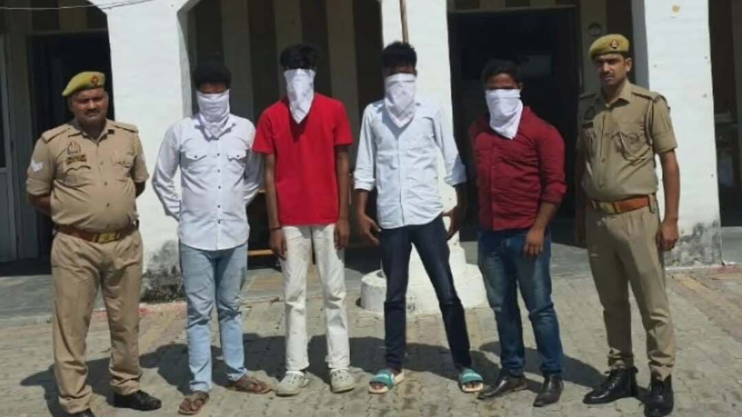#Balrampur ! वायरल मारपीट मामले में चार आरोपी गिरफ्तार, पुरानी रंजिश में युवकों को पीटने का आरोप...
#बलरामपुर। #पचपेड़वा थाना क्षेत्र के जुड़ीकुइया बाजार में पुरानी रंजिश को लेकर दो युवकों की मारपीट का वीडियो वायरल होने के मामले में पुलिस ने चार आरोपियों को गिरफ्तार किया है। पुलिस ने आवश्यक विधिक कार्रवाई पूरी कर सभी आरोपियों को न्यायालय भेज दिया।
पुलिस के मुताबिक, जुड़ीकुइया निवासी आरती देवी ने 19 अक्टूबर को पचपेड़वा थाने में तहरीर देकर आरोप लगाया कि 17 अक्टूबर को उनका बेटा शत्रुघन अपने दोस्त जमशेद के साथ बाजार गया था। इसी दौरान डॉ. इस्तियाक अहमद के अस्पताल के सामने पुरानी रंजिश को लेकर आरोपियों ने दोनों युवकों के साथ गाली-गलौज करते हुए लात-घूंसे, थप्पड़ और बेल्ट से मारपीट की तथा जान से मारने की धमकी दी। घटना का वीडियो भी सोशल मीडिया पर वायरल हुआ था।
तहरीर के आधार पर पुलिस ने मुकदमा दर्ज कर आरोपियों की गिरफ्तारी के लिए कार्रवाई शुरू की। पुलिस अधीक्षक मार्तण्ड प्रकाश सिंह के निर्देश पर पचपेड़वा पुलिस ने मंगलवार, 20 अक्टूबर को विकाश, रजत सिंह, राहुल यादव और प्रभात सिंह को गिरफ्तार कर लिया।
गिरफ्तार आरोपी पचपेड़वा थाना क्षेत्र के डुमरी त्रिलोकपुर गांव के निवासी हैं। कार्रवाई प्रभारी निरीक्षक राजकुमार सिंह के नेतृत्व में की गई। गिरफ्तारी करने वाली टीम में उपनिरीक्षक प्रदीप कुमार सिंह, हेड कांस्टेबल अजय प्रताप यादव और हेड कांस्टेबल विनोद कुमार शामिल रहे।
#pachperwa #balrampurpolice