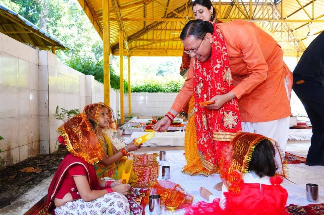 मुख्यमंत्री ने शारदीय नवरात्रि की महानवमी पर किया हवन एवं कन्या पूजन
मुख्यमंत्री ने नौ कन्याओं का पूजन कर प्रदेशवासियों की सुख-समृद्धि की कामना की
मुख्यमंत्री पुष्कर सिंह धामी ने मंगलवार को शारदीय नवरात्रि की महानवमी के पावन अवसर पर मुख्यमंत्री आवास में विधि-विधान से हवन एवं पूजा-अर्चना की। इस अवसर पर मुख्यमंत्री ने मां दुर्गा के नौ स्वरूपों के प्रतीक के रूप में नौ कन्याओं का पूजन कर उनका आशीर्वाद प्राप्त किया।
मुख्यमंत्री ने मां भगवती से प्रदेश की उन्नति एवं समस्त प्रदेशवासियों के सुख, शांति, समृद्धि और खुशहाली की कामना की।
मुख्यमंत्री ने प्रदेशवासियों को महानवमी की शुभकामनाएं देते हुए कहा कि नवरात्रि का पर्व मातृशक्ति की आराधना और हमारी समृद्ध सांस्कृतिक परंपराओं का प्रतीक है। कन्या पूजन हमें मातृशक्ति के प्रति श्रद्धा और सम्मान की प्रेरणा देता है।