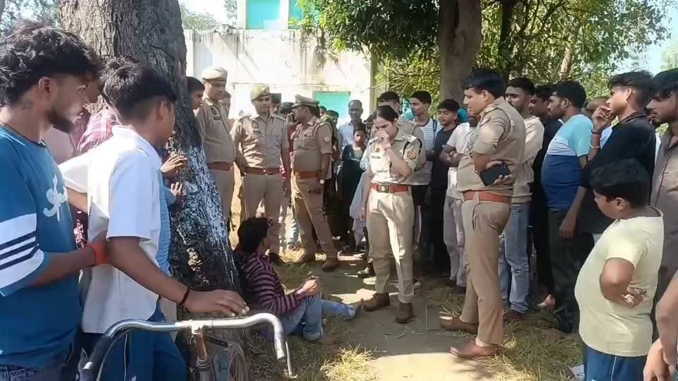 लखीमपुर खीरी - फरधान थाना क्षेत्र के रुकंदीपुर में लापता पांच वर्षीय रतन सोनी का शव बरामद, संदीप सोनी का पुत्र रतन कल से लापता था, शव मिलने की सूचना पर सीओ सिटी महक शर्मा, नायब तहसीलदार आलोक कुमार मिश्रा और एसओ निराला तिवारी मौके पर पहुंचे, घटनास्थल पर सैकड़ों ग्रामीणों की भीड़ जुटी, सूत्रों के मुताबिक शव पर किसी हिंसक जंगली वन्यजीव के हमले की आशंका जताई जा रही है
#nonfollowers #trendingnow #foryoupageシ