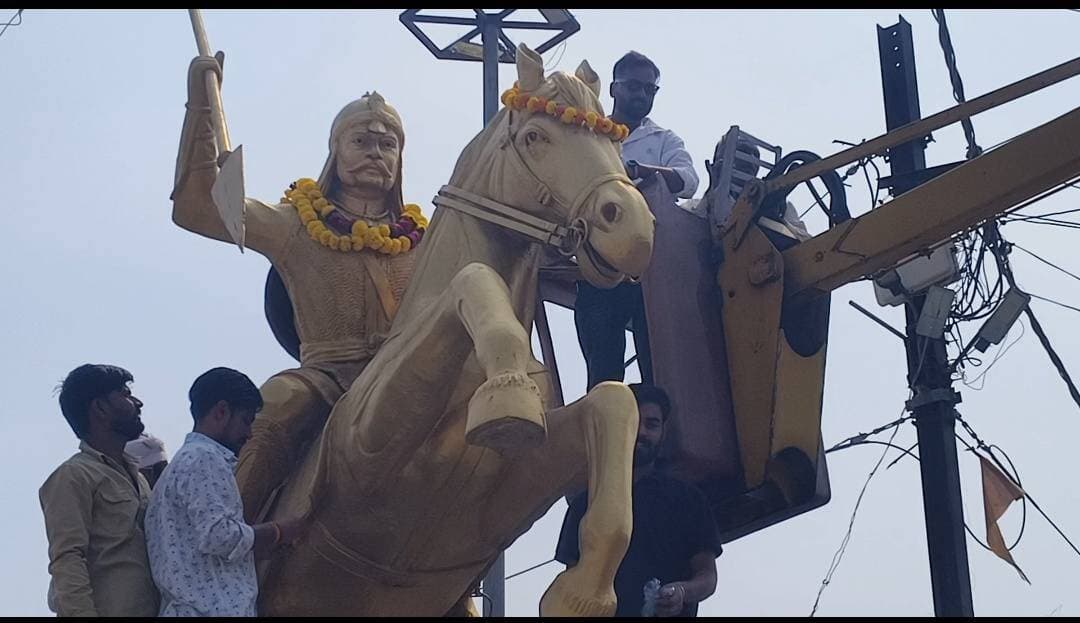 अखिल भारतीय क्षत्रिय महासभा युवा टीम ने महाराज छत्रसाल की प्रतिमा पर किया माल्यार्पण
पिछोर- विजयादशमी के पावन पर्व पर नगर के कॉलेज चौराहा स्थित बुंदेलखंड केसरी वीर शिरोमणि महाराज छत्रसाल जूदेव की प्रतिमा पर माल्यार्पण कार्यक्रम आयोजित किया गया। कार्यक्रम का आयोजन अखिल भारतीय क्षत्रिय महासभा की युवा टीम पिछोर द्वारा किया गया।
युवा टीम ने प्रतिमा पर पुष्पमाला अर्पित कर महाराज छत्रसाल के शौर्य, पराक्रम और स्वाभिमान को नमन किया। इस अवसर पर वक्ताओं ने उनके जीवन से प्रेरणा लेकर समाज में एकता और भाईचारे को मजबूत करने की बात कही।
कार्यक्रम में युवा टीम के अध्यक्ष अभिषेक चौहान, शिवा राजा परमार, कीर्ति ठाकुर, सतेंद्र सेंगर पत्रकार, ऋषि राजा, ऋषभ राजा, साहिल राजा, हर्ष राजा, शिवेंद्र राजा, नंदू राजा, कुंवर जी, आदर्श राजा, राहुल बनाफर, अमित राजा, संदीप ठाकुर, इलू राजा सहित बड़ी संख्या में युवा साथी उपस्थित रहे।