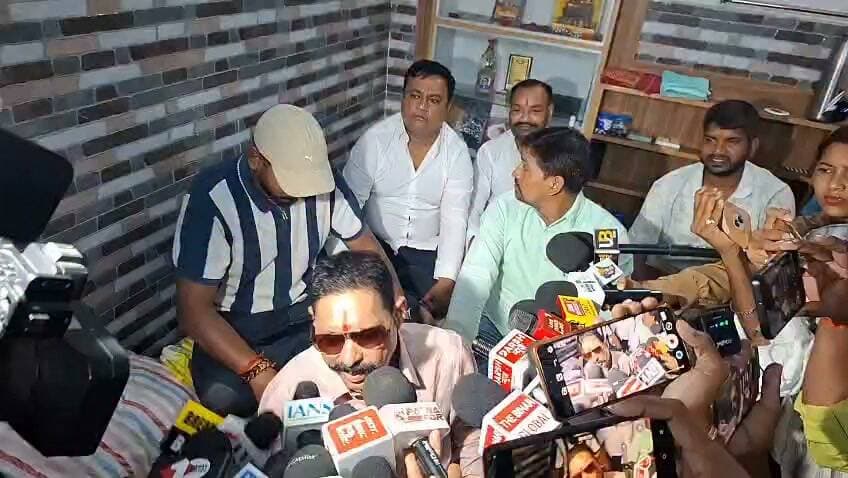 मोकामा में गरजे अनंत सिंह, बोले - नीरज कुमार को हराना है, जनता मालिक है, भगवान है_
बिहार के बाहुबली पूर्व विधायक अनंत सिंह ने एक बार फिर एमएलसी चुनाव को लेकर बड़ा बयान दिया है। मीडिया से बातचीत में उन्होंने देश और बिहारवासियों को विजयदशमी की शुभकामनाएं दीं और कहा कि नौजवान अपने माता-पिता की सेवा करें। साथ ही उन्होंने एमएलसी नीरज कुमार के खिलाफ चुनाव लड़ने और उन्हें हराने की बात कही।
पटना की हैं, जहां मीडिया से बात करते हुए अनंत सिंह ने कहा कि नीरज कुमार घमंडी आदमी हैं और जनता और भगवान से प्रार्थना है कि ऐसे व्यक्ति को हराया जाए। उन्होंने आरोप लगाया कि उन्हें फंसाया गया है और इसके लिए जनता से माफी भी मांगी।
वहीं नीरज कुमार के अस्पताल में भर्ती होने के सवाल पर अनंत सिंह ने तंज कसते हुए कहा कि वो अस्पताल में भर्ती नहीं हैं, सिर्फ जांच कराने जाते हैं। ये उनका पुराना आदत है, बूथ पर पैसा भेजना होगा तो कहेंगे हार्ट अटैक हो गया, दो घंटे में फिर आ जाएंगे। रैली और नाम को लेकर पूछे गए सवाल पर उन्होंने कहा कि तेजस्वी साहब के नाम-काम था, हमारा नाम दे देते हैं तो पद भी जान जाता है। चुनाव की तैयारी पर उन्होंने कहा कि तैयारी बढ़िया है, जनता मालिक है, भगवान है। नीतीश कुमार से मिलने के सवाल पर उन्होंने कहा कि काहे नहीं जाएंगे मिलने, बगल की ही बात है।