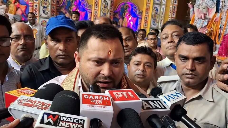 डाक बंगला पर तेजस्वी यादव ने किए माता के दर्शन आज महाअष्टमी और नवमी है, कल दशहरा होगा_
पटना के डाक बंगला चौराहे पर नेता प्रतिपक्ष तेजस्वी यादव माता के दर्शन करने पहुंचे। उन्होंने कहा कि आज महाअष्टमी और नवमी है और कल दशहरा होगा, माता सबके जीवन में सुख-शांति बनाए रखे
पटना के डाक बंगला चौराहे की हैं, जहां नेता प्रतिपक्ष तेजस्वी यादव ने माता रानी के दरबार में पूजा-अर्चना की। मीडिया से बात करते हुए उन्होंने कहा कि आज महाअष्टमी और नवमी है और कल दशहरा होगा। महाअष्टमी और नवमी के अवसर पर उन्होंने सभी देशवासियों को शुभकामनाएं दीं और माता से सभी के जीवन में सुख, शांति और समृद्धि की कामना की।
_बाइट - तेजस्वी यादव, नेता प्रतिपक्ष