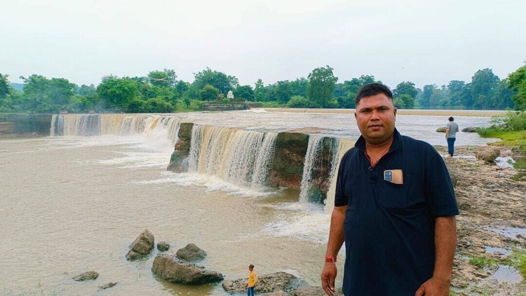 विभिन्न कलाओ में माहिर अधिवक्ता शशांक गुरु को जन्मदिन की हार्दिक बधाई शुभकामनायें
सागर में रहते हैँ सभी लोग प्यार से रहली वाले राजू गुरु कहते हैँ