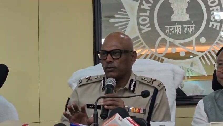 কলকাতা পুলিশের তরফে প্রকাশিত হল পুজো গাইড ম্যাপ। দুর্গাপুজোয় ট্রাফিক সামলাতে কলকাতা পুলিশের বিশেষ প্রস্তুতি। শহরের রাস্তায় ৬ হাজার পুলিশকর্মী এবং ৬ হাজার হোমগার্ড মোতায়েনের কথা জানালেন কলকাতার পুলিশ কমিশনার অজয় কুমার নন্দ। এছাড়াও, শহরের ১৪টি গুরুত্বপূর্ণ পয়েন্টে অ্যাম্বুল্যান্স থাকবে।
অন্যদিকে, মিছিল নিয়ে পুলিশ কমিশনারের বার্তা—নিয়ম মেনে অনুমতি নিয়ে মিছিল করতে হবে, যাতে সাধারণ মানুষের যাতায়াতে কোনও সমস্যা না হয়।