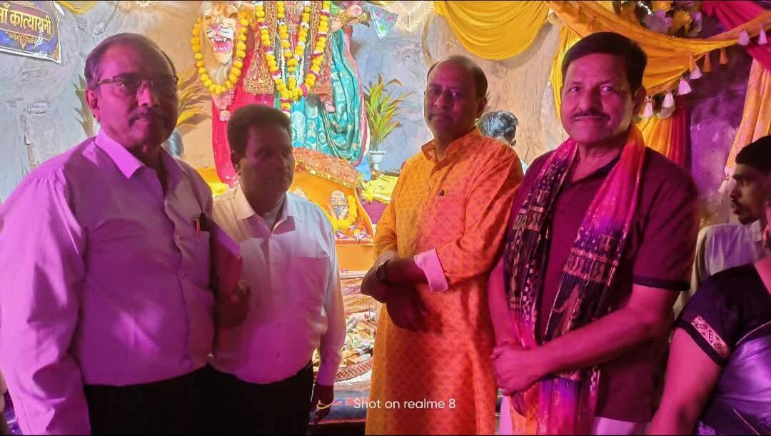 धनोखर दुर्गा महोत्सव में बच्चों के कार्यक्रम, पूर्व DIG और मनोज श्रीवास्तव ने दिए पुरस्कार!
दुर्गा पूजा समिति धनोखर के दुर्गा महोत्सव में भावना निगम द्वारा बच्चों के रोचक कार्यक्रम हुए। मुख्य अतिथि पूर्व DIG उमेश श्रीवास्तव व राष्ट्रीय जागरण मंच अध्यक्ष मनोज श्रीवास्तव ने विजेताओं को पुरस्कृत किया।
#Barabanki #Dhanokhar #DurgaMahotsav