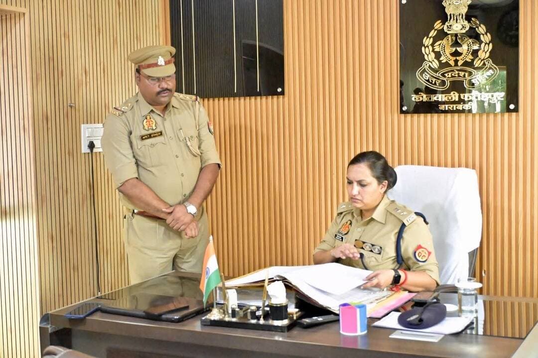 SP रवीना त्यागी ने किया थाना फतेहपुर का औचक निरीक्षण, कानून व्यवस्था को लेकर दिए सख्त निर्देश!
बाराबंकी SP रवीना त्यागी ने थाना फतेहपुर का औचक निरीक्षण किया। थाना कार्यालय, महिला हेल्प डेस्क और अभिलेखों की जांच कर शिकायतों के त्वरित निस्तारण और रात्रि गश्त बढ़ाने के निर्देश दिए।
#BarabankiPolice #spbarabanki #viralpost