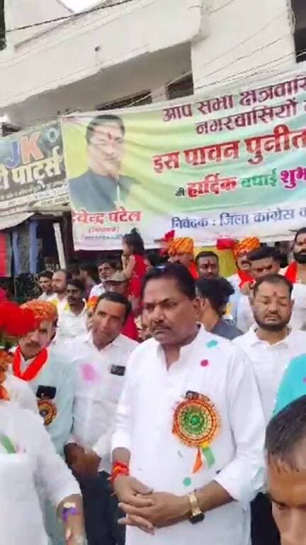 बेगमगंज: बेगमगंज में विजयादशमी पर निकला विशाल चल समारोह, विधायक देवेंद्र पटेल ने किया पुष्पवर्षा से स्वागत