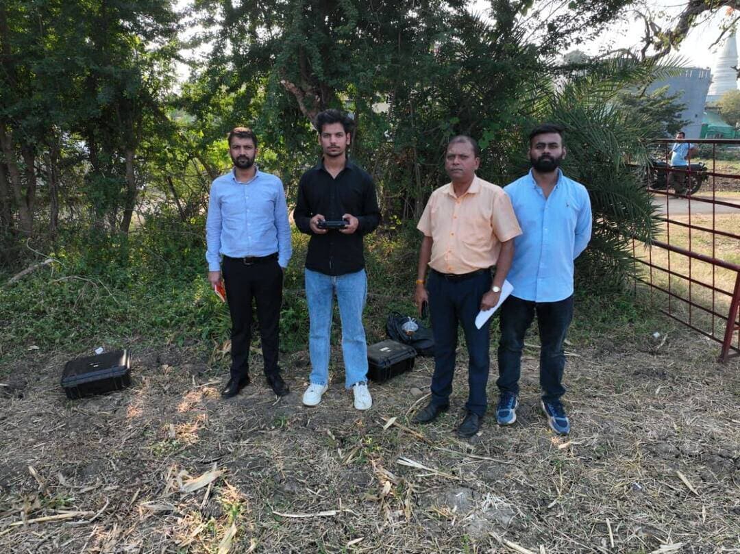 सिवनी मालवा क्षेत्र में प्रतिबंधात्मक आदेशों के उल्लंघन पर प्रशासन की सख्त कार्यवाही
ग्राम भांगिया में नरवाई जलाने पर दर्ज की गई एफआईआर
कलेक्टर श्री आशीष वशिष्ठ के निर्देश पर जिले में नरवाई प्रबंधन की निरंतर हो रही मॉनिटरिंग ड्रोन से रखी जा रही नजर
जिला प्रशासन की किसानों से अपील नरवाई न जलाएं, कृषि यंत्रों और कस्टम हायरिंग केंद्रों की लें मदद
जिले में खरीफ फसल की कटाई के उपरांत खेतों में बचे फसल अवशेषों (नरवाई) को जलाने से रोकने के लिए जिला प्रशासन द्वारा जागरूकता अभियान चलाया जा रहा है। कलेक्टर श्री आशीष वशिष्ठ के निर्देशानुसार ग्रामीण क्षेत्रों में किसानों को नरवाई जलाने से होने वाले दुष्परिणामों की जानकारी दी जा रही है। नरवाई जलाने पर रोक लगाने के लिए प्रतिबंधात्मक आदेश भी जारी किए गए हैं। प्रशासन द्वारा स्पष्ट किया गया है कि नरवाई जलाने के मामलों में संबंधित व्यक्तियों के विरुद्ध नियमानुसार कार्रवाई की जाएगी।
जिले में नरवाई प्रबंधन को लेकर विशेष सतर्कता बरती जा रही है। कलेक्टर श्री वशिष्ठ के निर्देश पर संबंधित विभागों के अधिकारियों और किसान प्रतिनिधियों के साथ बैठकें आयोजित कर नरवाई जलाने से होने वाले नुकसान के प्रति जागरूक किया गया है। साथ ही किसानों से पर्यावरण और मिट्टी की उर्वरता को सुरक्षित रखने के लिए नरवाई का उचित प्रबंधन करने की अपील की गई है।
नरवाई जलाने की घटनाओं की निगरानी राज्य स्तर पर सेटेलाइट के माध्यम से तथा स्थानीय स्तर पर ड्रोन से की जा रही है। इसके अतिरिक्त स्थानीय स्तर पर गठित क्विक रिस्पांस टीम भी सतत निगरानी कर रही हैं।
इसी क्रम में थाना सिवनी मालवा क्षेत्र के ग्राम भांगिया में संयुक्त ग्राम स्तरीय नरवाई समिति द्वारा निरीक्षण किया गया। निरीक्षण के दौरान हल्का पटवारी, ग्राम कोटवार एवं कृषि विस्तार अधिकारी को कृषक ओमप्रकाश के खेत में नरवाई जलाने के साक्ष्य मिले। इस मामले में संबंधित किसान के विरुद्ध भारतीय न्याय संहिता (BNS), 2023 की धारा 223(क) के तहत एफआईआर दर्ज की गई है।
जिला प्रशासन ने किसानों से अपील की है कि फसल कटाई के बाद खेतों में बचे अवशेषों को न जलाएं। यदि किसी किसान के पास नरवाई प्रबंधन के लिए आवश्यक कृषि यंत्र उपलब्ध नहीं हैं, तो वे स्थानीय स्तर पर संसाधन उपलब्ध कराने वाले किसानों से संपर्क कर सकते हैं। इसके अलावा कृषि विभाग द्वारा संचालित जे-फार्मा ऐप के माध्यम से कस्टम हायरिंग केंद्रों तथा कृषि यंत्रों की सेवाएं प्रदान करने वाले सेवा प्रदाताओं से भी संपर्क कर मशीनें प्राप्त की जा सकती हैं।
जिला प्रशासन ने किसानों से नरवाई का उचित प्रबंधन कर पर्यावरण संरक्षण, भूमि की उर्वरता बनाए रखने और आगजनी की घटनाओं को रोकने में सहयोग करने की अपील की है।
#narmadapuram CM Madhya Pradesh Dr Mohan Yadav Jansampark Madhya Pradesh General Administration Department, MP