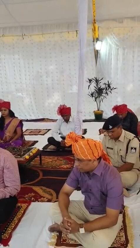 विजयदशमी पर शिवपुरी पुलिस लाइन में अस्त्र-शस्त्र एवं वाहनों का वैदिक विधि से पूजन
शिवपुरी। विजयदशमी के पावन पर्व पर पुलिस परेड ग्राउंड शिवपुरी में धार्मिक परंपराओं के अनुसार अस्त्र-शस्त्र एवं पुलिस वाहनों का विधि-विधान और वैदिक मंत्रोच्चार के साथ पूजन किया गया।
इस अवसर पर पुलिस अधीक्षक श्रीमती यांगचेन डोलकर भूटिया एवं जिला कलेक्टर श्री अर्पित वर्मा उपस्थित रहे। पूजन के दौरान जिले में शांति, सुरक्षा और समृद्धि की कामना की गई। साथ ही जिलेवासियों को विजयदशमी पर्व की हार्दिक शुभकामनाएं दी गईं।
पर्व के अवसर पर पुलिस विभाग ने जिले में शांति, कानून-व्यवस्था और सुरक्षा बनाए रखने के संकल्प को भी दोहराया।
P.NEWZ INDIA
✍️ पत्रकार राम मनोहर मिश्रा
📞 मो. 7470902171
#Hashtags
#Vijayadashami #ShivpuriPolice #ShivpuriNews #Dussehra2026 #YangchenDolkarBhutia #ArpitVerma #PoliceDepartment #PNEWZINDIA #शिवपुरी #विजयादशमी