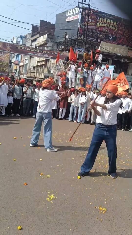 दशहरा पर्व पर क्षत्राणियों ने दिखाए शौर्य और पराक्रम के करतब
शिवपुरी के माधव चौक पर क्षत्रिय समाज के दशहरा चल समारोह में क्षत्राणियों ने अपनी कला और शौर्य का शानदार प्रदर्शन किया। उनके साहस, आत्मविश्वास और पारंपरिक युद्धकला ने उपस्थित लोगों का ध्यान आकर्षित किया। इस दौरान समारोह में उत्साह और जोश का माहौल देखने को मिला। 🙏🚩
जय भवानी 🚩 जय राजपूताना!
#दशहरा #विजयादशमी #शिवपुरी #माधवचौक #क्षत्रियसमाज #क्षत्राणियां #शौर्यऔरपराक्रम #क्षत्रियगौरव #राजपूताना #जयभवानी #जयश्रीराम #दशहराचलसमारोह #शिवपुरीन्यूज #MPNews #BreakingNews #PNEWZINDIA #पत्रकारराममनोहरमिश्रा