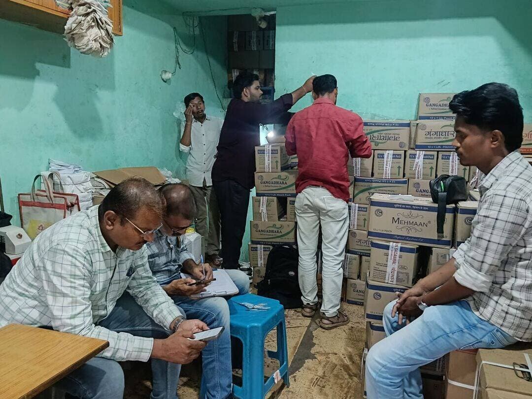 त्योहारों के मद्देनजर खाद्य पदार्थों की गुणवत्ता जांचने विशेष अभियान
इटारसी में तेल निर्माता, विक्रेताओं एवं किराना दुकानों का औचक निरीक्षण
सोयाबीन एवं सरसों तेल सहित विभिन्न खाद्य पदार्थों के जांच के लिए 8 नमूने लिए, चलित खाद्य प्रयोगशाला में 35 नमूनों की जांच
त्योहारों के मद्देनजर जिले में खाद्य पदार्थों की गुणवत्ता सुनिश्चित करने के लिए खाद्य सुरक्षा प्रशासन द्वारा विशेष अभियान चलाया जा रहा है। कलेक्टर श्री आशीष वशिष्ठ के निर्देशानुसार शुक्रवार को खाद्य सुरक्षा अधिकारियों ने इटारसी में तेल निर्माता, विक्रेताओं एवं किराना व्यवसायियों के प्रतिष्ठानों का औचक निरीक्षण किया। इस दौरान संदेह के आधार पर सोयाबीन एवं सरसों तेल सहित विभिन्न खाद्य पदार्थों के 8 नमूने जांच के लिए लिए गए।
खाद्य सुरक्षा अधिकारी श्री कमलेश एस. दियावार एवं श्री बी.एस. धाकड़ ने निरीक्षण के दौरान मेहमान सोयाबीन तेल, गंगाधारा सोयाबीन तेल, शुभ मंगल सोयाबीन तेल एवं सरसों तेल सहित विभिन्न खाद्य पदार्थों के नमूने एकत्रित किए। सभी नमूनों को जांच के लिए राज्य खाद्य प्रयोगशाला भेजा जा रहा है। प्रयोगशाला से जांच रिपोर्ट प्राप्त होने के बाद नियमानुसार अग्रिम कार्रवाई के लिए प्रकरण प्रस्तावित किए जाएंगे।
अभियान के अंतर्गत खाद्य सुरक्षा प्रशासन की चलित खाद्य प्रयोगशाला के माध्यम से भी खाद्य पदार्थों की गुणवत्ता की जांच की गई। इस दौरान मसालों, तेल, मिठाई सहित विभिन्न खाद्य पदार्थों के 35 नमूनों की जांच की गई। इसका उद्देश्य खाद्य पदार्थों की गुणवत्ता के प्रति जागरूकता बढ़ाना तथा उपभोक्ताओं को सुरक्षित खाद्य सामग्री उपलब्ध कराना है।
खाद्य सुरक्षा अधिकारियों ने निरीक्षण के दौरान खाद्य कारोबारियों को खाद्य पदार्थों की गुणवत्ता एवं सुरक्षा संबंधी आवश्यक सावधानियां बरतने के निर्देश दिए। अधिकारियों ने स्पष्ट किया कि खाद्य पदार्थों की गुणवत्ता सुनिश्चित करने के लिए जिले में नियमित रूप से जांच एवं निरीक्षण की कार्रवाई जारी रहेगी।
<nis:link nis:type=tag nis:id=narmadapuram nis:value=narmadapuram nis:enabled=true nis:link/> CM Madhya Pradesh Dr Mohan Yadav Jansampark Madhya Pradesh General Administration Department, MP