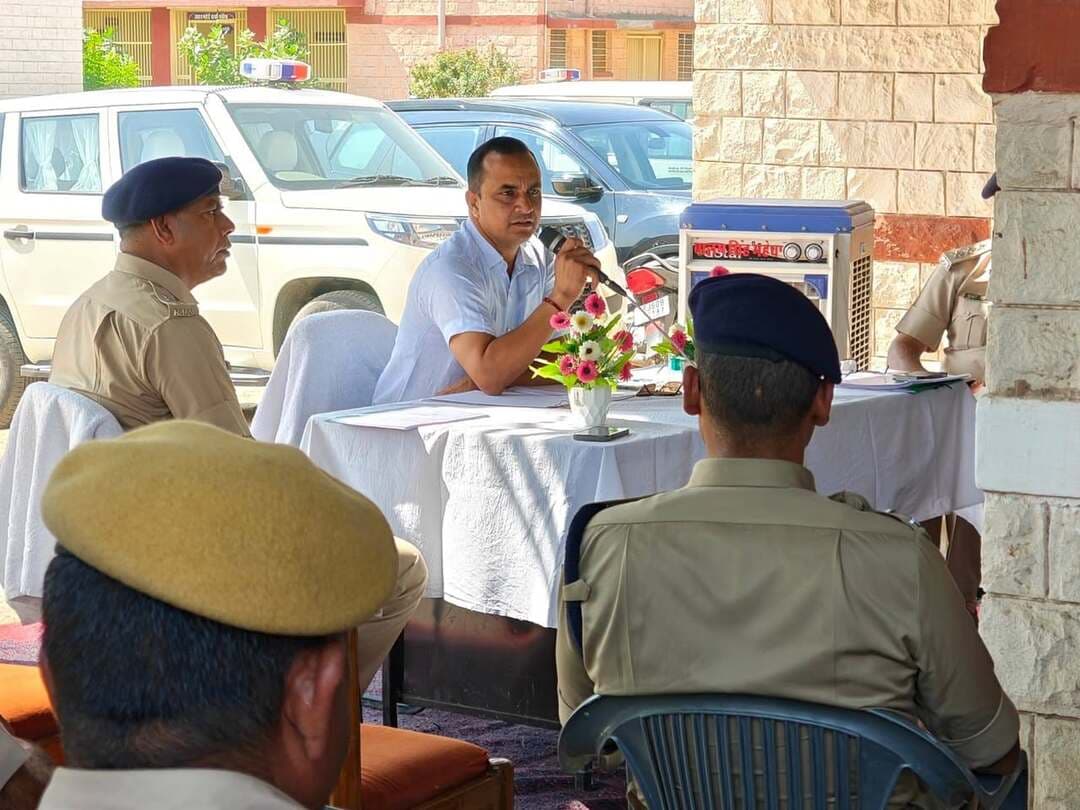 पंचायती राज चुनावों को शांतिपूर्ण, निष्पक्ष एवं भयमुक्त वातावरण में संपन्न कराने के लिए बाड़मेर पुलिस अलर्ट मोड पर।
आगामी पंचायती राज चुनावों के मद्देनजर पुलिस अधीक्षक बाड़मेर श्री चूनाराम जाट IPS ने पुलिस अधिकारियों एवं जवानों की ब्रीफिंग कर आवश्यक दिशा-निर्देश दिए।
इस दौरान चुनाव के दौरान कानून-व्यवस्था बनाए रखने, संवेदनशील क्षेत्रों में विशेष सतर्कता बरतने, असामाजिक तत्वों पर कड़ी निगरानी रखने तथा आमजन में सुरक्षा एवं विश्वास का माहौल कायम रखने के निर्देश दिए गए।
बाड़मेर पुलिस की प्रतिबद्धता — निष्पक्ष चुनाव, मजबूत सुरक्षा और शांतिपूर्ण लोकतंत्र।।
Rajasthan Police Balotra Police Barmer Police