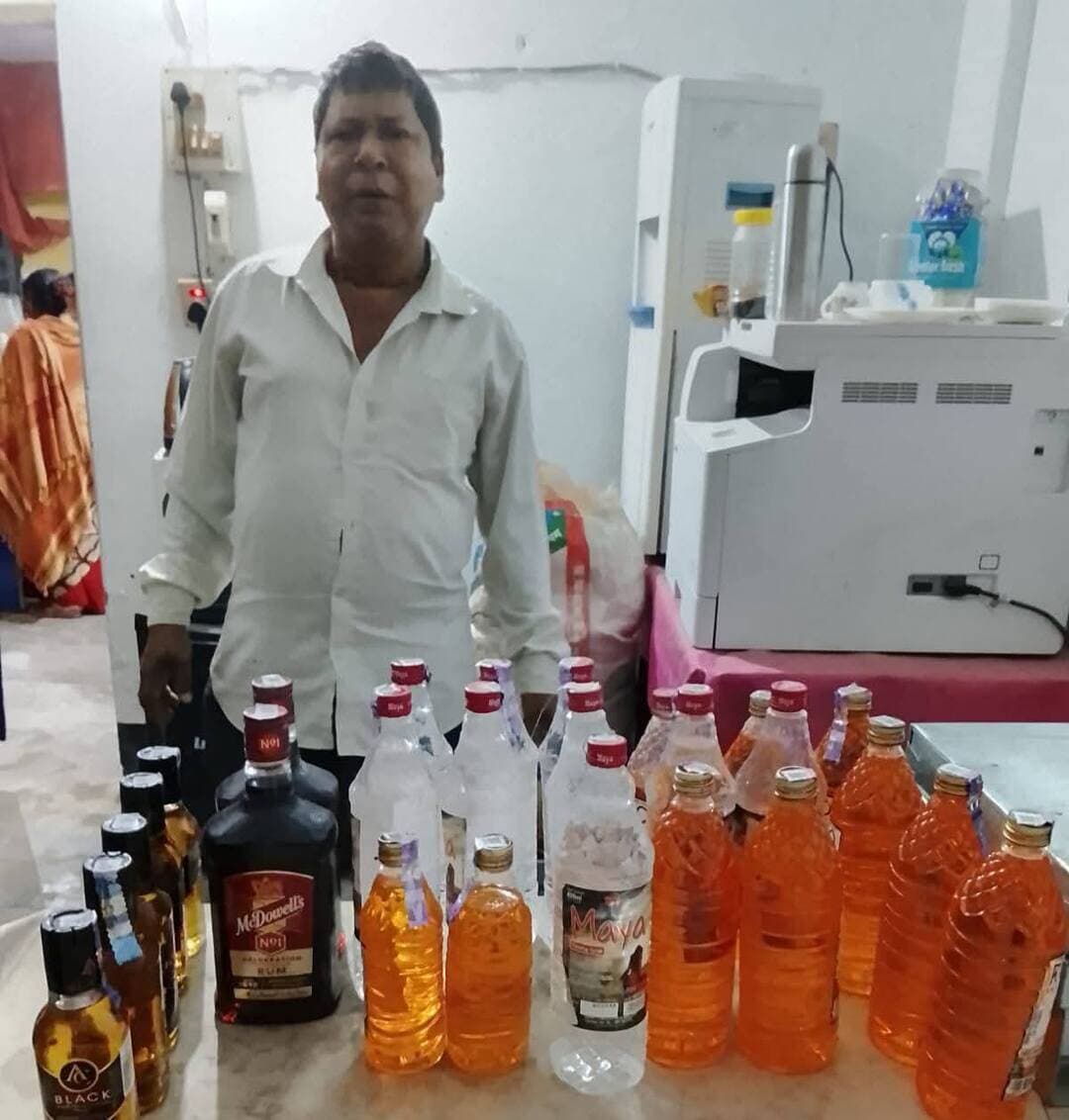 কাটলিছড়া থানা ও সিরিসপুর পুলিশ ফাঁড়ির পৃথক দল হরিশনগর পার্ট-১ এবং সিরিসপুর এলাকা থেকে মোট ৫৯ লিটার অবৈধ মদ জব্দ করেছে পুলিশ।
#HailakandiPolice #AssamPolice #Katlicherra #Serispore #IllicitLiquor #PoliceOperation #AssamNews #BarakValleyNews #CMOAssam #DGPAssamPolice