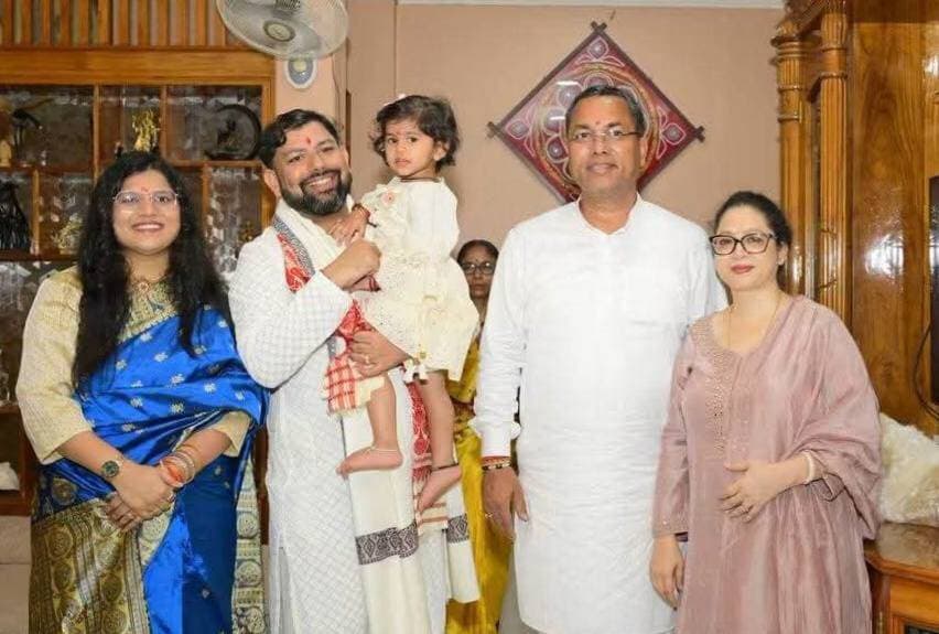 মহা অষ্টমীর রাতে মন্ত্রী কৃষ্ণেন্দু পালের বাসভবনে শ্রীভূমির জেলাকমিশনার প্রদীপ কুমার দ্বিবেদী
#MahaAshtami #KrishnenduPaul #PradipKumarDwivedi #Sribhumi #DurgaPuja2026 #AssamNews #TarangaTV #BarakValleyNews