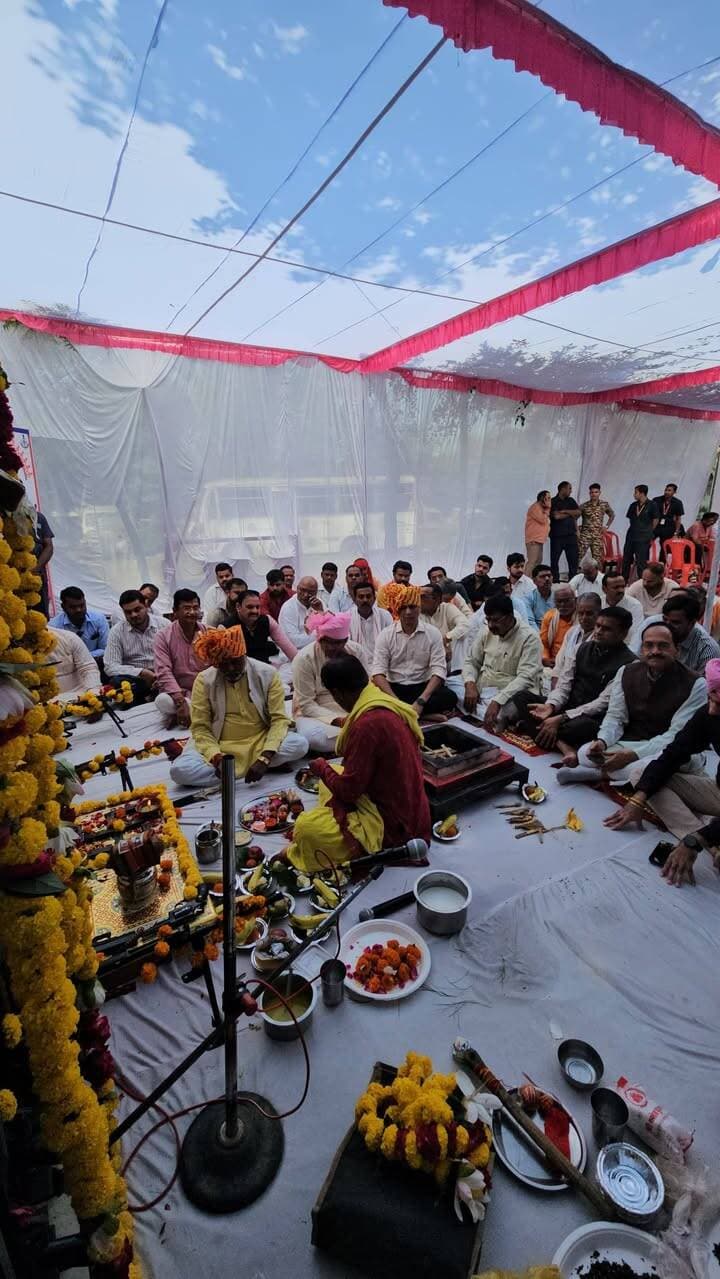 विजयादशमी पर्व पर मंत्री श्री नारायण सिंह कुशवाह ने पुलिस लाइन में किया अस्त्र-शस्त्र पूजन
जिले एवं प्रदेशवासियों को दीं विजयादशमी पर्व की बधाई एवं शुभकामनाएं
सामाजिक न्याय एवं दिव्यांगजन सशक्तिकरण, उद्यानिकी तथा खाद्य प्रसंस्करण मंत्री श्री Narayan Singh Kushwah ने विजयादशमी पर्व के अवसर पर आज पुलिस लाइन दतिया में अस्त्र-शस्त्रों का पूजन किया।इस अवसर पर उन्होंने जिले एवं प्रदेशवासियों को विजयादशमी पर्व की बधाई एवं शुभकामनाएं दीं।
कार्यक्रम में कलेक्टर श्री स्वप्निल वानखड़े, पुलिस अधीक्षक श्री मयूर खंडेलवाल सहित जनप्रतिनिधि तथा पुलिस विभाग के अधिकारी एवं कर्मचारी उपस्थित रहे।
Dr Mohan Yadav
CM Madhya Pradesh
Jansampark Madhya Pradesh
#datia #CMMadhyaPradesh #JansamparkMP #दतिया #madhyapradesh