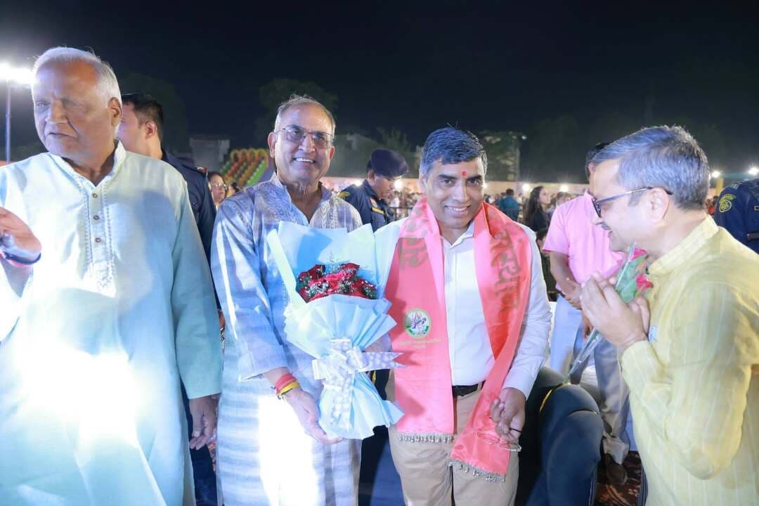 *सरस्वती शिक्षण संस्थान, जगाधरी में संस्कृति का संगम : डांडिया उत्सव एवं सांझी प्रतियोगिता का हुआ सफल आयोजन*
दिनांक 19 अक्टूबर 2026 को सरस्वती शिक्षण संस्थान, जगाधरी के प्रांगण में *डांडिया उत्सव एवं सांझी प्रतियोगिता* का बड़े ही भक्तिभाव ,धूमधाम व हर्षोल्लास के साथ भव्य आयोजन किया गया। इस अवसर पर हरियाणा सरकार में *शिक्षा एवं अभिलेखागार और संसदीय मामलों के मंत्री श्री महिपाल ढांडा जी ने मुख्य अतिथि* के रूप में अपनी गरिमामयी उपस्थित से कार्यक्रम की शोभा बढ़ाई। वहीं श्री घनश्याम दास अरोड़ा जी, विधायक यमुनानगर,श्री कंवरपाल गुर्जर जी, पूर्व मंत्री, हरियाणा सरकार ,श्रीमती बंतो कटारिया, अध्यक्ष, अनुसूचित जाति आयोग, हरियाणा ,श्री भारत भूषण जुयाल, अध्यक्ष, हरियाणा स्टेट को-ऑपरेटिव एपेक्स बैंक लिमिटेड ने विशिष्ट अतिथि के रूप में कार्यक्रम में उपस्थित रहकर कार्यक्रम को चार चांद लगा दिए। साथ ही श्रीमती प्रेम लता जी, जिला शिक्षा अधिकारी, श्री भोपाल खदरी जी, ओ.एस.डी., मुख्यमंत्री कार्यालय, श्रीमती सुमन चौधरी,सदस्य, हरियाणा राज्य महिला आयोग ,श्री मदन चौहान जी ,श्री राजेश सपरा जी, जिला भाजपा अध्यक्ष ,श्री विपुल गर्ग, अध्यक्ष, मार्केट कमेटी, जगाधरी श्री राम निवास गर्ग ,श्री प्रियंक शर्मा, मंडल अध्यक्ष, भाजपा, जगाधरी ,श्री नगेन्द्र शर्मा जी, कला परिषद जैसे गणमान्य सदस्य भी इस अवसर पर विशेष रूप से उपस्थित रहे। कार्यक्रम की अध्यक्षता प्रबंधन समिति के अध्यक्ष महोदय जी द्वारा की गई। प्रबंधक समिति के अध्यक्ष श्री मुकेश गर्ग जी , कोषाध्यक्ष संजय गुप्ता जी , उपप्रधान श्री *सरस्वती शिक्षण संस्थान, जगाधरी में संस्कृति का संगम : डांडिया उत्सव एवं सांझी प्रतियोगिता का हुआ सफल आयोजन*
इस अवसर पर हरियाणा सरकार में *शिक्षा एवं अभिलेखागार और संसदीय मामलों के मंत्री श्री महिपाल ढांडा जी ने मुख्य अतिथि* के रूप में अपनी गरिमामयी उपस्थित से कार्यक्रम की शोभा बढ़ाई। वहीं श्री घनश्याम दास अरोड़ा जी, विधायक यमुनानगर,श्री कंवरपाल गुर्जर जी, पूर्व मंत्री, हरियाणा सरकार ,श्रीमती बंतो कटारिया, अध्यक्ष, अनुसूचित जाति आयोग, हरियाणा ,श्री भारत भूषण जुयाल, अध्यक्ष, हरियाणा स्टेट को-ऑपरेटिव एपेक्स बैंक लिमिटेड एवं श्री अमर सिंह जी, सदस्य, हरियाणा कर्मचारी चयन आयोग ने विशिष्ट अतिथि के रूप में कार्यक्रम में उपस्थित रहकर कार्यक्रम को चार चांद लगा दिए। साथ ही श्रीमती प्रेम लता जी, जिला शिक्षा अधिकारी, श्रीमती सुमन बहमनी जी, महापौर, जिला यमुनानगर , भोपाल खदरी जी, ओ.एस.डी., मुख्यमंत्री कार्यालय, श्रीमती सुमन चौधरी,सदस्य, हरियाणा राज्य महिला आयोग ,श्री मदन चौहान जी ,श्री राजेन्द्र धीमान जी ,श्री राजेश सपरा जी, जिला भाजपा अध्यक्ष ,श्री विपुल गर्ग, अध्यक्ष, मार्केट कमेटी, जगाधरी श्री राम निवास गर्ग ,श्री प्रियंक शर्मा, मंडल अध्यक्ष, भाजपा, जगाधरी ,श्री नगेन्द्र शर्मा जी, श्री महेन्द्र शर्मा जी, उपाध्यक्ष, हरियाणा कला परिषद ,श्री जैसे गणमान्य सदस्य भी इस अवसर पर विशेष रूप से उपस्थित रहे। कार्यक्रम की अध्यक्षता प्रबंधन समिति के अध्यक्ष महोदय जी द्वारा की गई। प्रबंधक समिति के अध्यक्ष श्री मुकेश गर्ग जी , उपप्रधान श्री राम गोयल जी,सचिव विनोद गुप्ता जी, कोषाध्यक्ष श्री संजय गुप्ता जी,सह सचिव सुनील पंचदेव जी ,समिति सदस्य एवं सरस्वती शिक्षण संस्थान के दोनों प्रधानाचार्य व मुख्याध्यापिकाओं के सहयोग एवं मार्गदर्शन में इस कार्यक्रम का सफल आयोजन किया गया। सर्वप्रथम मुख्य अतिथि महोदय व विशिष्ट अतिथियों के कर- कमलों द्वारा मंत्रोच्चारण के साथ दीप प्रज्ज्वलित कर डांडिया उत्सव कार्यक्रम का शुभारंभ किया गया। कार्यक्रम में आए मुख्य अतिथि महोदय , विशिष्ट अतिथि व अन्य अतिथियों के द्वारा दुर्गा चालीसा पाठ किया गया। कार्यक्रम का मुख्य आकर्षण डांडिया नाइट रहा । जिसका शुभारंभ *हरियाणा कला परिषद,अंबाला मंडल* से आए उच्च कोटि के कलाकारों द्वारा डांडिया नृत्य प्रस्तुत कर किया गया। कार्यक्रम को मनोरंजन और रोचक बनाने के लिए विद्यालय के विद्यार्थियों द्वारा अनेक कलात्मक प्रस्तुतियां प्रस्तुत की गई ।जिसमें गणेश वंदना एवं गोंदल नृत्य (महाराष्ट्र),घूमर नृत्य (राजस्थान ) ,धुनुची नृत्य (पश्चिम बंगाल) व भांगडा नृत्य (पंजाब) जैसी सुंदर झांकियां प्रस्तुत की गई । बच्चों की मनमोहक प्रस्तुतियों ने कार्यक्रम में आए हुए अतिथियों और सभी लोगों का मन मोह लिया। विद्यालय प्रांगण में अभिभावकों द्वारा बनाई गई मनमोहक सांझियां प्रस्तुत की गई । अभिभावकों ने सुंदर कलाकृतियों के द्वारा सांझी प्रतियोगिता को सफल बनाया ।इस कार्यक्रम के मुख्य आकर्षण का केंद्र रफल ड्रॉ रहा । कार्यक्रम के अंत में रफल ड्रा निकालकर विजेता प्रतिभागियों को अनेक पुरस्कार वितरित किए गए ।कार्यक्रम में उपस्थित सभी लोगों ने कार्यक्रम की भूरी- भूरी प्रशंसा की और अपनी विरासत को जागृत करने की इस कोशिश की सराहना भी की । सांझी प्रतियोगिता में जीतने वाले अभिभावकाें और सभी प्रतिभागियों को भी सम्मानित किया गया। अभिभावकों एवं विद्यार्थियों द्वारा इस कार्यक्रम में अकथनीय सहयोग की भी भूरी- भूरी प्रशंसा की जानी आवश्यक है क्योंकि अभिभावकों एवं विद्यार्थियों के सहयोग के बिना इस कार्यक्रम को सफल बनाना आसान नहीं था। कार्यक्रम में बच्चों के लिए ऊंट व घोड़ा गाड़ी की सवारी तथा अनेक प्रकार के खेलो का आयोजन भी किया गया । खानपान के भिन्न-भिन्न स्टॉल भी लगाए गए थे।विद्यार्थियों एवं कार्यक्रम में आए हुए सभी लोगों का उत्साह और जोश देखते ही बनता था।
कार्यक्रम के अंत में मुख्य अतिथि महोदय ने सभी को संबोधित करते हुए कहा कि हमारी संस्कृति एवं सनातन धर्म को बढ़ावा देने के लिए समय -समय पर इस प्रकार के कार्यक्रमों का होना अति आवश्यक है, और उन्होंने इस सफल आयोजन के लिए शिक्षण संस्थान की कोटि-कोटि प्रशंसा की।
कार्यक्रम के अंत में प्रबंधन समिति द्वारा मुख्यातिथि श्री महिपाल ढांडा जी को, विशिष्ट अतिथियों व अन्य सभी अतिथियों को स्मृति चिन्ह भेंट किए गए और विद्यालय में पधारकर अनुगृहित करने पर उनका धन्यवाद भी किया गया।
कार्यक्रम का आरंभ गणेश वंदना व समापन मां दुर्गा आरती के साथ किया गया।