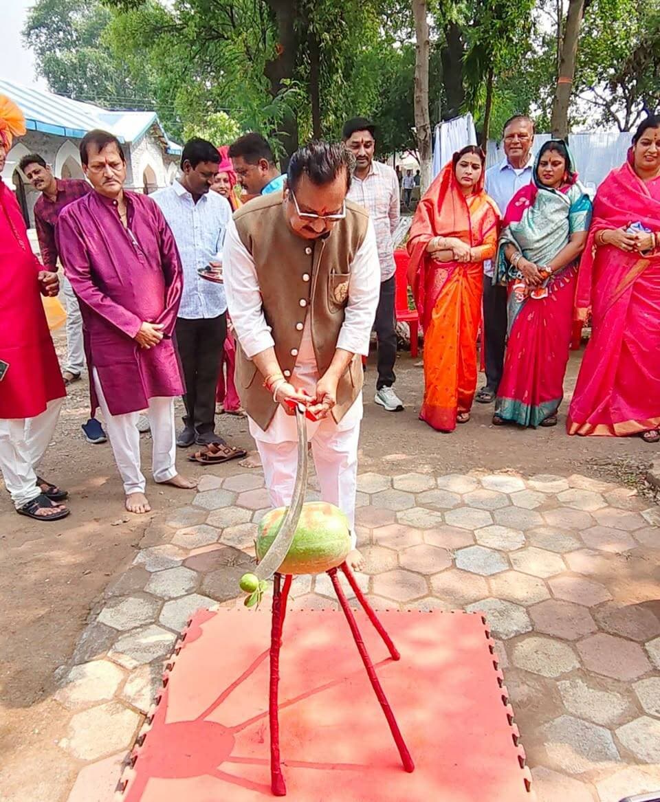 मंत्री डॉ. विजय शाह ने पुलिस लाइन में शस्त्र पूजन किया
---
प्रदेश के जनजातीय कार्य विभाग के मंत्री डॉ. कुंवर विजय शाह मंगलवार को विजयादशमी के अवसर पर पुलिस लाइन खंडवा में आयोजित शस्त्र पूजन कार्यक्रम में मुख्य अतिथि के रूप में शामिल हुए। इस कार्यक्रम में उन्होंने मां दुर्गा की पूजा-अर्चना, हवन और आरती कर पुलिस लाइन के शस्त्रों का पूजन भी किया। मंत्री डॉ. शाह ने इस अवसर पर सभी को विजयादशमी पर्व की शुभकामनाएं दी।
कार्यक्रम में विधायक श्रीमती कंचन मुकेश तन्वे, महापौर श्रीमती अमृता अमर यादव, जिला पंचायत अध्यक्ष श्रीमती पिंकी सुदेश वानखेड़े, कलेक्टर श्री ऋषव गुप्ता, पुलिस अधीक्षक श्री अगम जैन, जिला पंचायत के सीईओ श्री ऐश्वर्य वर्मा, अपर कलेक्टर सुश्री श्रद्धा शुक्ला सहित अन्य अधिकारी और जनप्रतिनिधि भी मौजूद थे।
Jansampark Madhya Pradesh
General Administration Department, MP
Home Department of Madhya Pradesh
Department of Tribal Welfare, Madhya Pradesh
Department of Culture, Madhya Pradesh
#khandwa