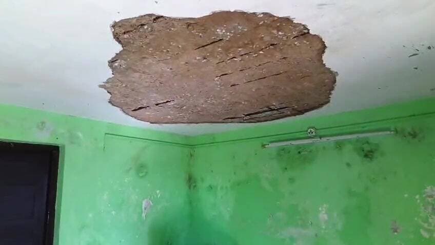 नौहरा: नौहराधार CHC में छत से गिरा सीमेंट, कर्मचारी घायल