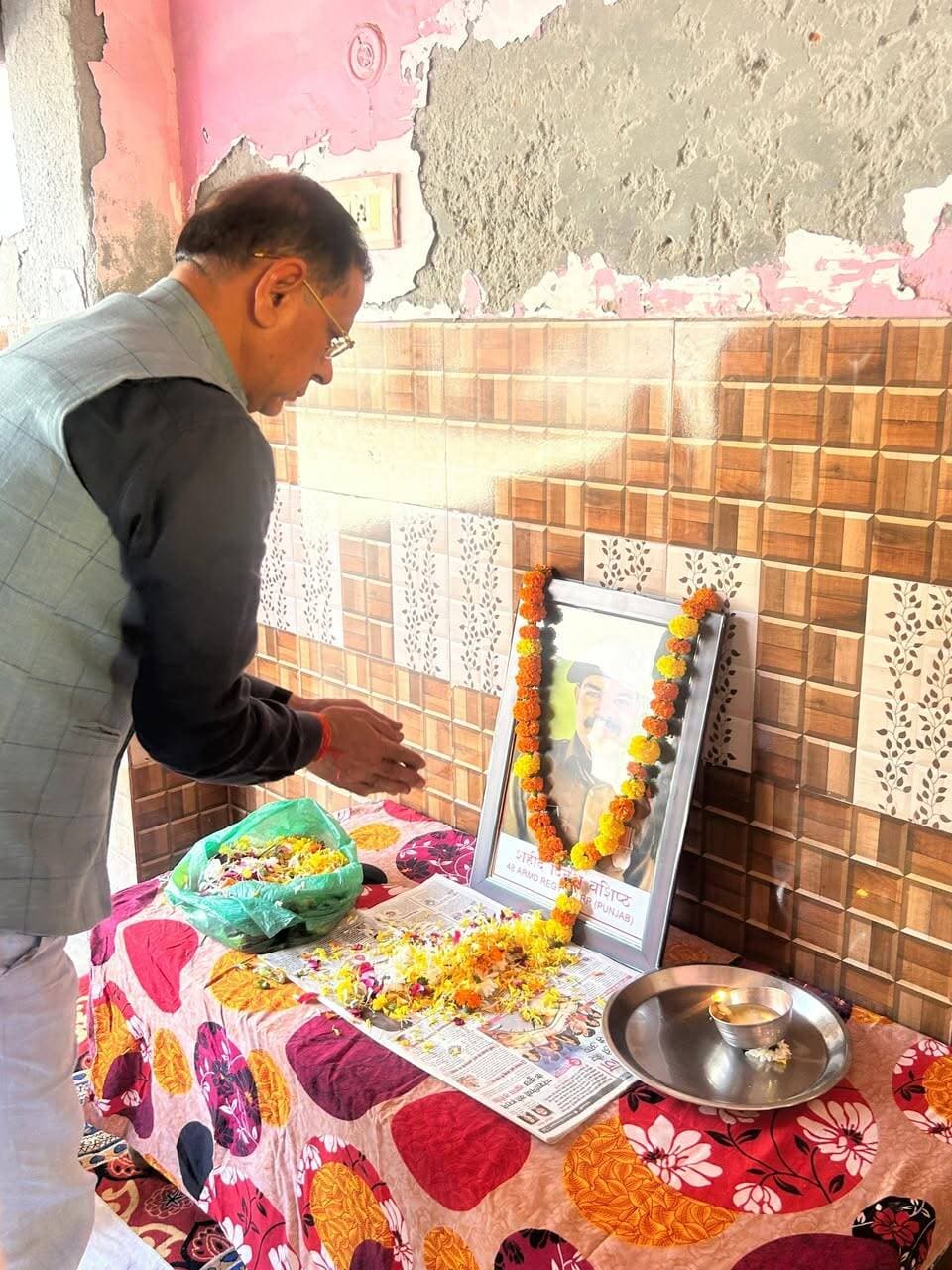 शहीद दिनेश की पत्नी को नौकरी और गांव में स्मारक बनाने की मांग
राज्य मंत्री राजेश नागर शोक सभा में पहुंचे, परिजनों को दिया मांगें पूरी करवाने का आश्वासन
छांयसा। हीरापुर गांव के शहीद जवान दिनेश वशिष्ठ को शनिवार को सम्मान के साथ अंतिम विदाई दी गई। सोमवार को प्रदेश के राज्य मंत्री राजेश नागर गांव हीरापुर पहुंचे और शहीद दिनेश वशिष्ठ की शोक सभा में शामिल होकर उन्हें श्रद्धांजलि अर्पित की। उन्होंने शहीद की तस्वीर पर पुष्प अर्पित किए और शोक संतप्त परिजनों को सांत्वना देते हुए उनका दुख साझा किया।
इस दौरान शहीद के परिजनों और ग्रामीणों की ओर से राज्य मंत्री के सामने दो प्रमुख मांगें रखी गईं। पहली मांग शहीद दिनेश वशिष्ठ की पत्नी को गांव के नजदीक सरकारी नौकरी दिलाने की थी, ताकि वह अपने बच्चे का पालन-पोषण करने के साथ परिवार की आजीविका भी चला सकें। दूसरी मांग गांव में शहीद दिनेश वशिष्ठ के नाम पर स्मारक बनाने की रखी गई।
ग्रामीणों ने बताया कि शहीद का अंतिम संस्कार ग्राम पंचायत की सरकारी भूमि पर किया गया था। ऐसे में उसी स्थान पर उनके नाम से शहीद स्मारक बनाया जाए, ताकि आने वाली पीढ़ियां उनके बलिदान को याद रख सकें।
राज्य मंत्री राजेश नागर ने परिजनों और ग्रामीणों की मांगों पर सकारात्मक आश्वासन दिया। उन्होंने कहा कि इन मांगों को लेकर हरियाणा के मुख्यमंत्री नायब सिंह सैनी से बातचीत की जाएगी और मांगों को पूरा करवाने के लिए हरसंभव प्रयास किया जाएगा।
