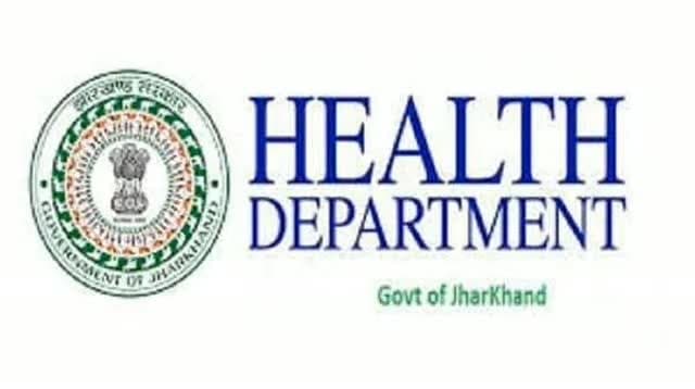 सैलरी के लिए स्वास्थ्यकर्मियों का प्रदर्शन: बिना वेतन बीती दुर्गापूजा, स्वास्थ्यकर्मियों का गुस्सा भड़का; अनिश्चितकालीन हड़ताल, पारा मेडिकल एसोसिएशन ने दी चेतावनी
दुमका: बिना वेतन काम कर रहे स्वास्थ्यकर्मियों का गुस्सा भड़क उठा। झारखंड के दुमका जिले में कई महीनों से वेतन नहीं मिलने से स्वास्थ्यकर्मियों का गुस्सा अब फूट पड़ा है। दुर्गापूजा भी बिना वेतन के बीतने से नाराज आउटसोर्सिंग कर्मियों ने अब आर-पार की लड़ाई का ऐलान कर दिया है। गोपीकांदर, काठीकुंड, सरैयाहाट और दुमका सामुदायिक स्वास्थ्य केंद्रों में कार्यरत ANM, GNM, लैब टेक्नीशियन, फार्मासिस्ट और सफाईकर्मी अनिश्चितकालीन हड़ताल पर चले गए हैं। कर्मियों का कहना है कि जब तक उनके खाते में बकाया वेतन की पूरी राशि नहीं पहुंच जाती, तब तक आंदोलन जारी रहेगा।
दुर्गापूजा भी बिना वेतन गुजरी, परिवार चलाना मुश्किल
स्वास्थ्यकर्मियों के मुताबिक, कई-कई महीनों से मानदेय नहीं मिलने के कारण उन�
