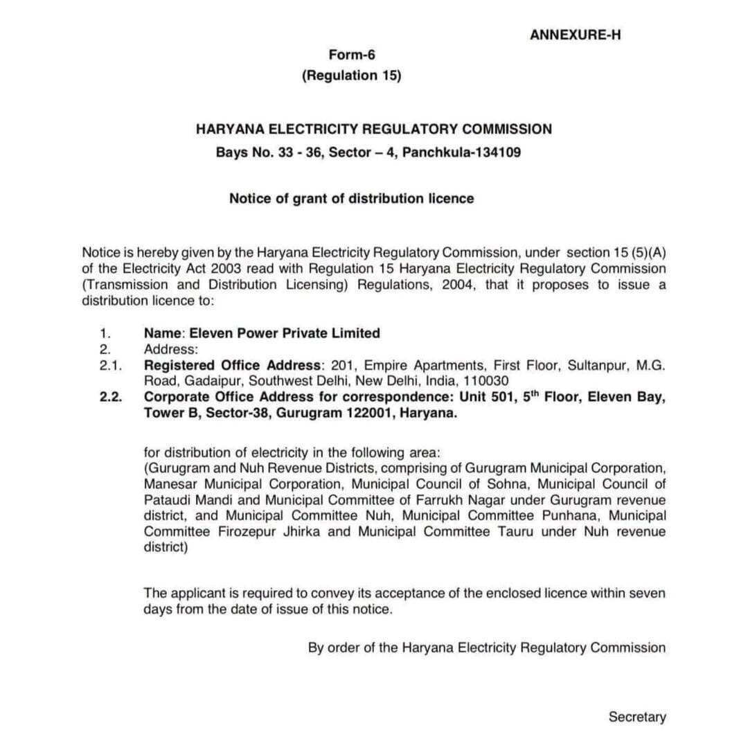 किसानों की लाश पर बिछेगी बिजली की लाइन
निजीकरण के ख़िलाफ़ आंदोलन होगा, कुर्बानी होगी : रतन मान
गरीब की सब्सिडी और किसान के ट्यूबवेल पर डाका
-गुरुग्राम-नूंह की बिजली 25 साल के लिए निजी कंपनी के हवाले करने पर भड़के बीकेयू प्रदेश अध्यक्ष रतन मान
-किसान की छाती पर गड़ेगा प्राइवेट पोल तो आर-पार की लड़ाई होगी
-उद्योगपति से लेकर रेहड़ी वाले तक को लगेगा महंगी बिजली का करंट, 4717 करोड़ की लूट की स्क्रिप्ट तैयार
भाकियू प्रदेश अध्यक्ष रत्तन मान बोले, फैसला वापस लो वरना हजारों किसान देंगे कुर्बानी
-व्यापार मंडल और आरडब्ल्यूए भी आएं साथ, महापंचायत में होगा हरियाणा बंद का ऐलान
गुरुग्राम / नूंह : ( सतीश गढ़ी बीरबल ) हरियाणा की बिजली व्यवस्था को बेचने का सबसे बड़ा आदेश जारी हो गया है। हरियाणा विद्युत विनियामक आयोग ने इलेवन पावर प्राइवेट लिमिटेड को गुरुग्राम और नूंह जिले में 25 साल तक बिजली बांटने का समानांतर लाइसेंस दे दिया है। कागजों में कहा जा रहा है कि जनता को विकल्प मिलेगा। जमीन पर सच्चाई यह है कि 8.3 लाख परिवारों की किस्मत एक प्राइवेट कंपनी के हाथ में सौंप दी गई है।
इस फैसले ने पूरे प्रदेश में आग लगा दी है। भारतीय किसान यूनियन हरियाणा के प्रदेश अध्यक्ष रत्तन मान ने इसे आजाद भारत के बाद बिजली क्षेत्र का सबसे बड़ा विश्वासघात बताया है।
रत्तन मान ने कहा कि सरकार कह रही है 4717 करोड़ का निवेश आएगा। उन्होंने सवाल किया कि ये निवेश क्या कंपनी अपने घर से लाई है? ये पैसा हमारे खून-पसीने से वसूला जाएगा। आज पोल गाड़ेगी, कल तार खींचेगी और परसों हर घर में महंगा स्मार्ट मीटर लगाकर लूट शुरू कर देगी।
किसान और गरीब पर सबसे बड़ी मार
रतन मान ने कहा कि किसान को ट्यूबवेल पर सब्सिडी मिलती है। नूंह जैसे पिछड़े जिले में गरीब आदमी को 2 रुपये यूनिट बिजली मिलती है। आधी रात को भी लाइनमैन खेत में जाता है। प्राइवेट कंपनी क्या करेगी? उसका तो एक ही धर्म है - मुनाफा।
नूंह का किसान पहले ही पानी के लिए तरस रहा है। अब उसे बिजली के लिए भी तरसाया जाएगा। कंपनी कहेगी - ग्रीन एनर्जी है, 12 रुपये यूनिट लो। गरीब आदमी कहां से देगा 12 रुपये? उसकी सब्सिडी कौन देगा? सरकार ने आज तक लिखित में नहीं कहा कि सब्सिडी जारी रहेगी। इसका मतलब साफ है - सब्सिडी खत्म करने की तैयारी है।
बिजनेसमैन भी नहीं बचेगा, सबकी जेब कटेगी
रत्तन मान ने कहा कि गुरुग्राम के बड़े-बड़े बिजनेसमैन, मानेसर के उद्योगपति, सोहना और पटौदी के छोटे दुकानदार बहुत खुश हो रहे हैं कि 24 घंटे बिजली मिलेगी। उनको नहीं पता कि 24 घंटे बिजली के नाम पर 24 घंटे लूट मिलेगी।