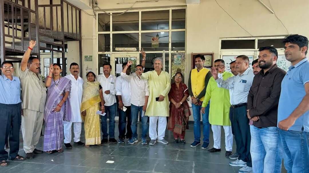 किच्छा में कल शपथग्रहण समारोह था, जिसमे भाजपा से जीत कर आये 6 सभासदों ने इंदिरा गांधी खेल मैदान में हुए समारोह में शपथ ग्रहण नहीं की, बल्कि नगर पालिका परिषद् के अन्दर शपथ ग्रहण की