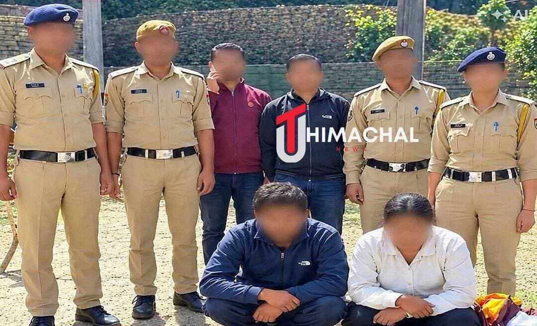 पति-पत्नी 11 ग्राम चिट्टे के साथ गिरफ्तार , बिना नंबर प्लेट की बुलेट के टूल बॉक्स से बरामद हुई हेरोइन।
नूरपुर (कांगड़ा)। हिमाचल प्रदेश में नशे के खिलाफ चलाए जा रहे अभियान के तहत जिला नूरपुर पुलिस ने खज्जन क्षेत्र में नाकाबंदी के दौरान पंजाब के एक दंपती को 11 ग्राम चिट्टे (हेरोइन) के साथ गिरफ्तार किया है। दोनों पति-पत्नी बिना नंबर प्लेट वाली काले रंग की रॉयल एनफील्ड मोटरसाइकिल पर सवार थे।
पुलिस से मिली जानकारी के अनुसार, खज्जन क्षेत्र में नाकाबंदी के दौरान पुलिस टीम ने एक बिना नंबर प्लेट वाली रॉयल एनफील्ड मोटरसाइकिल को जांच के लिए रोका। मोटरसाइकिल पर पंजाब निवासी पति-पत्नी सवार थे। संदेह होने पर पुलिस ने वाहन की तलाशी ली।
तलाशी के दौरान मोटरसाइकिल के टूल बॉक्स से कथित तौर पर 11 ग्राम चिट्टा बरामद हुआ। इसके बाद पुलिस ने दोनों आरोपियों को हिरासत में लेकर गिरफ्तार कर लिया।
चिट्टे की सप्लाई को लेकर जांच जारी
पुलिस अब यह पता लगाने में जुटी है कि बरामद चिट्टा कहां से लाया गया था और इसे कहां पहुंचाया जाना था। साथ ही नशे की इस खेप के पीछे किसी अन्य व्यक्ति या नेटवर्क की संलिप्तता की भी जांच की जा रही है।
फिलहाल पुलिस मामले में आगामी कानूनी कार्रवाई कर रही है।
<nis:link nis:type=tag nis:id=nurpur nis:value=Nurpur nis:enabled=true nis:link/> <nis:link nis:type=tag nis:id=kangranews nis:value=KangraNews nis:enabled=true nis:link/> <nis:link nis:type=tag nis:id=chittanews nis:value=ChittaNews nis:enabled=true nis:link/> <nis:link nis:type=tag nis:id=heroinseized nis:value=HeroinSeized nis:enabled=true nis:link/> <nis:link nis:type=tag nis:id=punjabcouple nis:value=PunjabCouple nis:enabled=true nis:link/> <nis:link nis:type=tag nis:id=himachalpolice nis:value=HimachalPolice nis:enabled=true nis:link/> <nis:link nis:type=tag nis:id=drugfreehimachal nis:value=DrugFreeHimachal nis:enabled=true nis:link/> <nis:link nis:type=tag nis:id=himachalnews nis:value=HimachalNews nis:enabled=true nis:link/> <nis:link nis:type=tag nis:id=uthimachal nis:value=UTHimachal nis:enabled=true nis:link/> <nis:link nis:type=tag nis:id=utnews nis:value=UTNews nis:enabled=true nis:link/>