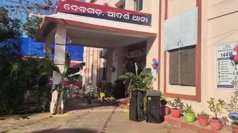 ଦେବଗଡ: ଦେବଗଡ଼ ଆଦର୍ଶ ଥାନାରେ ମାଆ ଦୁର୍ଗାଙ୍କ ପୂଜା, ଯୋଗଦେଲେ ଏସ୍ପି