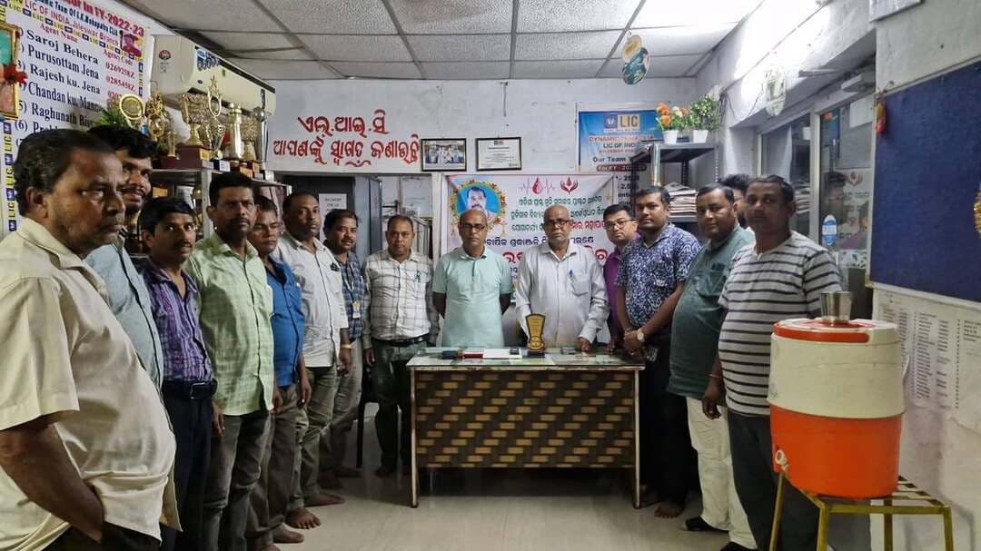 ଯୋଗାଚାର୍ଯ୍ୟ ଶିକ୍ଷକ ମନ୍ମଥ ମହାପାତ୍ରଙ୍କ ସ୍ମତିରେ ସନ୍ତୋଷପୁର ଏଲ୍ ଆଇ ସି ପ୍ରିମିୟମ ପଏଣ୍ଟ୍ ରେ ରକ୍ତଦାନ ଶିବିର ପାଇଁ ପ୍ରସ୍ତୁତି ବୈଠକ
ବସ୍ତା ବ୍ଲକ ୧୬ ନଂ ଜାତୀୟ ରାଜପଥର ସନ୍ତୋଷପୁର ସ୍ଥିତ ଏଲ୍ ଆଇ ସି ପ୍ରିମିୟମ ପଏଣ୍ଟ୍ ରେ ଆସନ୍ତା ୨୨ ତାରିଖ ଗୁରୁବାର ସକାଳ ୧୦ ଟା ରେ ବନବିହାରୀ ଲାଲ୍ ନୋଡାଲ ହାଇସ୍କୁଲ ଗୁଡିଖାଳ ର ପ୍ରାକ୍ତନ ପ୍ରଧାନଶିକ୍ଷକ ଯୋଗାଚାର୍ଯ୍ୟ ମନ୍ମଥ କୁମାର ମହାପାତ୍ରଙ୍କ ଅଷ୍ଟମ ଶ୍ରାଦ୍ଧବାର୍ଷିକୀ ଅବସରରେ ଏକ ସ୍ବେଚ୍ଛାକୃତ ରକ୍ତଦାନ ଶିବିର ମୁନି ସମାଜ,ଗୁଡିଖାଳ ଶାଖା ଓ ସମ୍ବାଦ-ଆମ ଓଡ଼ିଶା ଓ ଜିଲ୍ଲା ରକ୍ତଦାତା ସଂଘ ସହଯୋଗରେ ସ୍ବର୍ଗତ ମହାପାତ୍ରଙ୍କ ସନ୍ତୋଷପୁର ସ୍ଥିତ ବାସଭବନରେ ଅନୁଷ୍ଠିତ
Surajtv Surajtv Odia #blooddonation