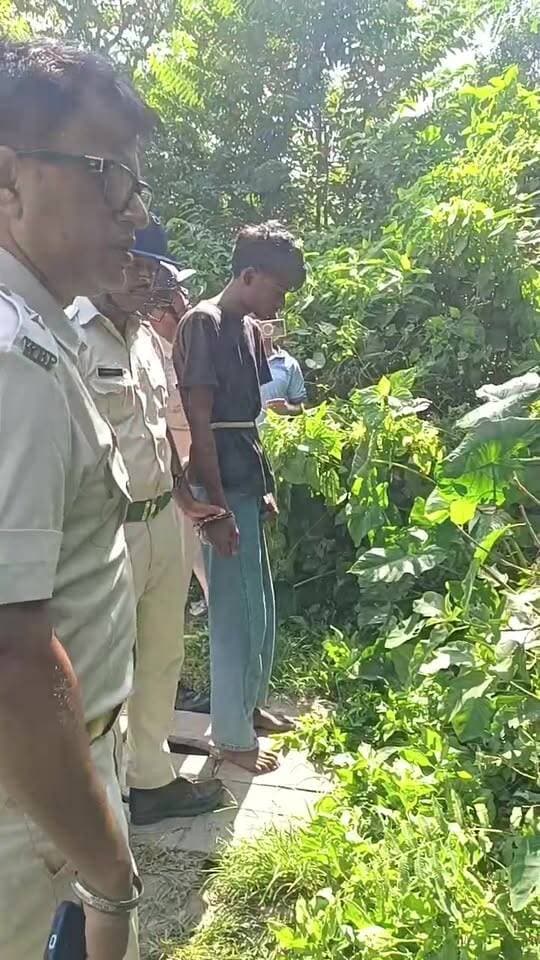 মালোপাড়ায় শিশু খু*নে*র ঘটনায় অ*ভি*যু*ক্ত কে নিয়ে যাওয়া হল ঘটনাস্থলে
#BreakingNews #ArianRahman #Malopara #Hariharpara #Murshidabad #PoliceInvestigation #CrimeNews
