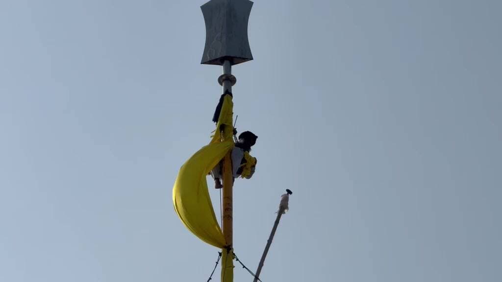ਸੁਲਤਾਨਪੁਰ ਲੋਧੀ: ਤਲਵੰਡੀ ਚੌਧਰੀਆਂ: ਗੁਰਦੁਆਰਾ ਖੂਹ ਸਾਹਿਬ ਵਿਖੇ ਨਿਸ਼ਾਨ ਸਾਹਿਬ ਦੀ ਸੇਵਾ ਕਰਦਾ ਸੇਵਾਦਾਰ ਉਚਾਈ ਉੱਤੇ ਫਸਿਆ
