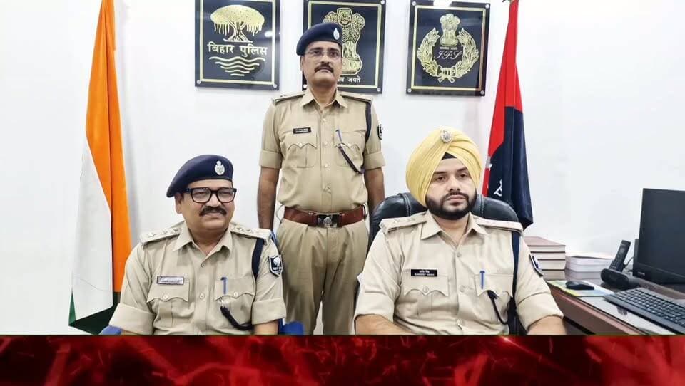 मधेपुरा में प्रिंस कुमार ह/त्याकांड का 72 घंटे में खुलासा, तीन अपराधी गिरफ्तार; हथियार, स्मैक और लूटी गई मोबाइल बरामद; छिनतई के दौरान गोली मारकर की गई थी पीएचडी छात्र प्रिंस रंजन की ह/त्या, पुलिस ने घटना में प्रयुक्त पल्सर बाइक भी की जब्त