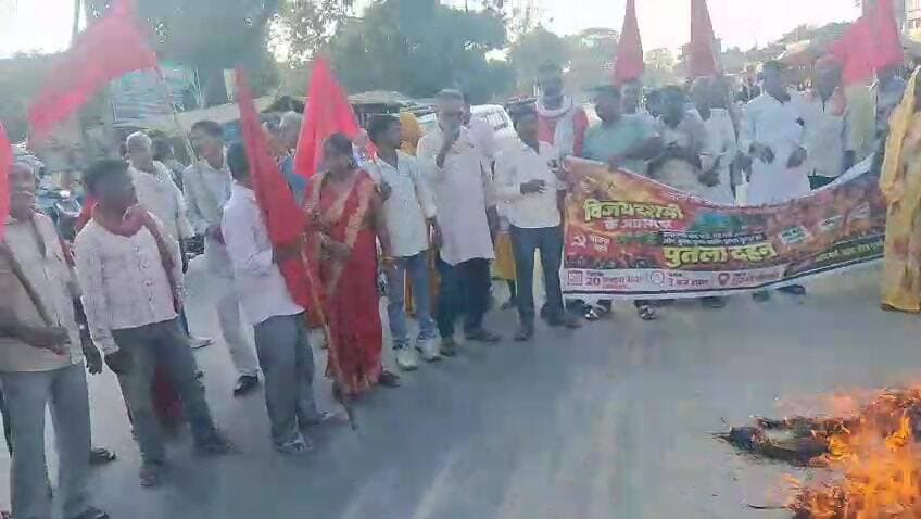 दरौली: गुठनी में विजयदशमी पर मोदी, शाह और चुनाव आयुक्त के पुतले का दहन