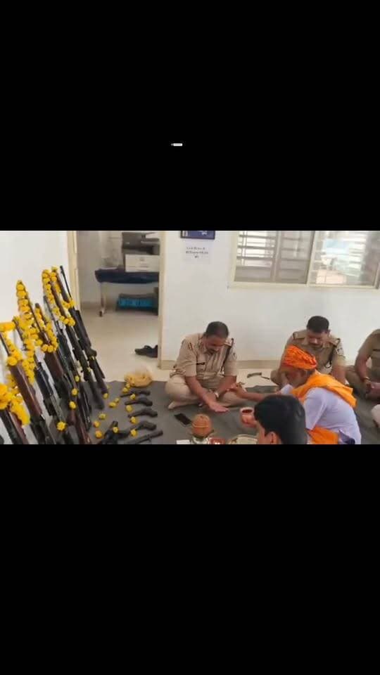 रीठी थाना परिसर में वैदिक मंत्रोच्चार के साथ हुआ शस्त्र पूजन, पुलिसकर्मियों ने लिया सुरक्षा और कर्तव्यनिष्ठा का संकल्प