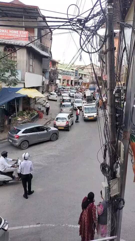 पालमपुर में निकली भगवान जगन्नाथ की रथ यात्रा, हरे कृष्ण के जयघोष से भक्तिमय हुआ माहौल
लाइव विद नवीन शर्मा
इस्कॉन की भक्ति मुहिम को मिल रहा विस्तार, भगवान श्रीकृष्ण की भक्ति से जुड़ रहे श्रद्धालु
पालमपुर। हरे कृष्ण कॉन्सियसनेस इंटरनेशनल (इस्कॉन) संस्था की ओर से आज पालमपुर में भगवान जगन्नाथ जी की रथ यात्रा निकाली गई। रथ यात्रा के माध्यम से श्रद्धालुओं को भगवान जगन्नाथ जी के दर्शन करने का अवसर मिला। इस दौरान हरे कृष्ण और हरे रामा के जयघोष से वातावरण भक्तिमय नजर आया।
इस्कॉन संस्था विश्वभर में भगवान श्रीकृष्ण की भक्ति, हरिनाम संकीर्तन और आध्यात्मिक चेतना के प्रचार-प्रसार के लिए जानी जाती है। इसी कड़ी में पालमपुर में भी संस्था की गतिविधियां लगातार विस्तार ले रही हैं। भगवान श्रीकृष्ण की लीलाओं, भक्ति और सनातन परंपराओं से लोगों को जोड़ने के उद्देश्य से यहां विभिन्न धार्मिक गतिविधियों के माध्यम से प्रचार-प्रसार किया जा रहा है।
पालमपुर में इस्कॉन की भक्ति मुहिम के प्रति लोगों की रुचि बढ़ रही है और बड़ी संख्या में श्रद्धालु भगवान श्रीकृष्ण की भक्ति से जुड़ रहे हैं। जगन्नाथ रथ यात्रा जैसे धार्मिक आयोजन लोगों को आध्यात्मिकता, भक्ति और सनातन संस्कृति से जुड़ने का अवसर प्रदान करते हैं।
भगवान जगन्नाथ जी की रथ यात्रा ने पालमपुर में श्रद्धा और भक्ति का संदेश दिया। हरे कृष्ण महामंत्र के संकीर्तन के साथ आयोजित यह यात्रा श्रद्धालुओं के लिए आस्था और आध्यात्मिक जुड़ाव का विशेष अवसर बनी।
#इस्कॉन #जगन्नाथरथयात्रा #हरेकृष्ण #हरेराम #भगवानश्रीकृष्ण #सनातनधर्म #पालमपुर #वीरभूमि_बुलेटिन