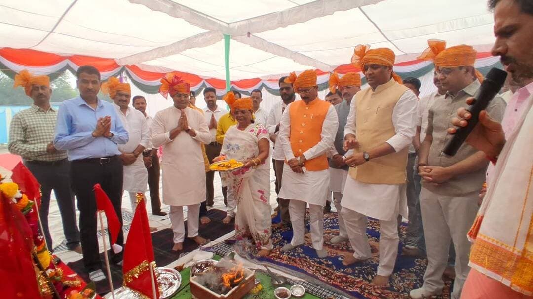 शस्त्र पूजन भारतीय संस्कृति में शक्ति और शौर्य के साथ-साथ कर्तव्य एवं जिम्मेदारी के महत्व को भी दर्शाता है- राज्यमंत्री श्री लोधी
=
शस्त्र जहां शक्ति और सुरक्षा का प्रतीक हैं, वहीं शास्त्र हमें ज्ञान, विवेक और सही मार्ग पर चलने की प्रेरणा देते हैं- सांसद श्री लोधी
==
भारतीय संस्कृति में शस्त्र और शास्त्र दोनों का विशेष महत्व- हटा विधायक श्रीमती खटीक
===
शस्त्रों का उपयोग करने की स्थिति कभी न बने- श्री शिवहरे
==
शस्त्र और शास्त्र का समन्वय भारतीय संस्कृति की विशिष्ट पहचान- कलेक्टर श्री यादव
==
भारतीय संस्कृति में शास्त्र के साथ शस्त्र पूजन की भी परंपरा- पुलिस अधीक्षक श्री कलादगि
==
विजयादशमी सत्य की असत्य पर और धर्म की अधर्म पर विजय का पर्व, जनप्रतिनिधियों ने दी जिलेवासियों को शुभकामनाएं
==
पुलिस लाइन दमोह में विजयदशमी के पावन पर्व पर विधि-विधान से संपन्न हुआ शस्त्र पूजन
==
भारतीय संस्कृति में शस्त्र और शास्त्र का अनूठा समन्वय रहा है। शास्त्र हमें उचित-अनुचित न्याय-अन्याय और सत्य-असत्य का बोध कराते हैं, वहीं शस्त्र सत्य की रक्षा करने तथा अन्याय के विरुद्ध संघर्ष करने की शक्ति प्रदान करते हैं। शस्त्र पूजन हमें जीवन में ऐसे मूल्यों को धारण करने की प्रेरणा देता है, जो समाज में सुख, शांति, समृद्धि और कानून व्यवस्था की स्थापना में सहयोगी होते हैं।
विजयादशमी का पर्व बुराई पर अच्छाई, असत्य पर सत्य और अधर्म पर धर्म की विजय का प्रतीक है। यह बात प्रदेश के संस्कृति, पर्यटन, धार्मिक न्यास एवं धर्मस्व विभाग राज्यमंत्री (स्वतंत्र प्रभार ) धर्मेंद्र सिंह लोधी ने पुलिस ग्राउंड में आयोजित विजयादशमी के पावन पर्व पर शस्त्र पूजन कार्यक्रम में अपने विचार व्यक्त करते हुए कही।
राज्यमंत्री श्री लोधी ने कहा विजयादशमी पर शस्त्रों की पूजा करना हमारी प्राचीन सांस्कृतिक परंपरा का अभिन्न अंग है। वर्षों से चली आ रही इस परंपरा का निर्वहन आज भी श्रद्धा और सम्मान के साथ किया जाता है। शस्त्र पूजन भारतीय संस्कृति में शक्ति और शौर्य के साथ-साथ कर्तव्य एवं जिम्मेदारी के महत्व को भी दर्शाता है।
दमोह सांसद राहुल सिंह लोधी ने कहा वर्तमान समय में जिस प्रकार राष्ट्रीय और अंतरराष्ट्रीय स्तर पर विभिन्न चुनौतियां सामने आ रही हैं, ऐसे में शास्त्र और शस्त्र दोनों का अध्ययन करना आवश्यक है। उन्होंने कहा शास्त्र और शस्त्र का ज्ञान हमारे जीवन का मूल स्वरूप है।
सांसद श्री लोधी ने कहा आज शस्त्रों का पूजन किया गया है, लेकिन जीवन को सही ज्ञान और दिशा प्रदान करने के लिए शास्त्रों का अध्ययन भी उतना ही महत्वपूर्ण है। शस्त्र जहां शक्ति और सुरक्षा का प्रतीक हैं, वहीं शास्त्र हमें ज्ञान, विवेक और सही मार्ग पर चलने की प्रेरणा देते हैं।
हटा विधायक उमा देवी खटीक ने कहा भारतीय संस्कृति में शस्त्र पूजन की प्राचीन परंपरा रही है। मुख्यमंत्री डॉ. मोहन यादव जी के निर्देशानुसार प्रदेश में शस्त्र पूजन कार्यक्रम आयोजित किए जा रहे हैं। इसी क्रम में दमोह जिले में भी कार्यक्रम आयोजित किया गया। उन्होंने कहा भारतीय संस्कृति में शस्त्र और शास्त्र दोनों का विशेष महत्व है। जिस प्रकार जीवन में शास्त्र आवश्यक हैं, उसी प्रकार सत्य और न्याय की रक्षा के लिए शस्त्रों की भी आवश्यकता होती है
श्याम शिवहरे ने कहा पुलिस प्रशासन द्वारा आयोजित इस गरिमामय कार्यक्रम में सभी ने सहभागिता की। शस्त्रों की पूजा एवं हवन कर ईश्वर से प्रार्थना की गई कि कभी भी ऐसी परिस्थिति उत्पन्न न हो, जब इन शस्त्रों का उपयोग करना पड़े। उन्होंने जिलेवासियों के जीवन में सुख, समृद्धि और शांति बनी रहने की कामना करते हुए सभी के लिए मंगलकामनाएं व्यक्त कीं।
कलेक्टर श्री यादव ने कहा जब समाज में अमन-चैन बना रहता है, तभी देश सुखी और समृद्ध रहता है। शक्ति का उपयोग सदैव विवेक के साथ किया जाना चाहिए। इसी प्रकार सामर्थ्य का उपयोग धैर्य के साथ तथा अधिकारों का निर्वहन जवाबदेही के साथ करना आवश्यक है। शस्त्र पूजन हमें शक्ति, संयम, विवेक और कर्तव्यनिष्ठा के महत्व का संदेश देता है।
उन्होंने कहा विजयादशमी असत्य पर सत्य, अधर्म पर धर्म और बुराइयों पर अच्छाइयों की विजय का पावन पर्व है। यह पर्व हमें सदैव सत्य और न्याय के मार्ग पर चलने तथा समाज में शांति और सद्भाव बनाए रखने की प्रेरणा देता है।
पुलिस अधीक्षक आनंद कलादगी ने कहा मुख्यमंत्री डॉ. मोहन यादव के निर्देशन में पुलिस लाइन दमोह में शस्त्र पूजन कार्यक्रम आयोजित किया गया। कार्यक्रम में जनप्रतिनिधियों सहित पुलिस अधिकारियों ने सहभागिता की।
उन्होंने कहा भारतीय संस्कृति में शास्त्र के साथ शस्त्र पूजन की भी परंपरा है, जो ज्ञान, शक्ति और कर्तव्य के प्रति सम्मान का प्रतीक है।