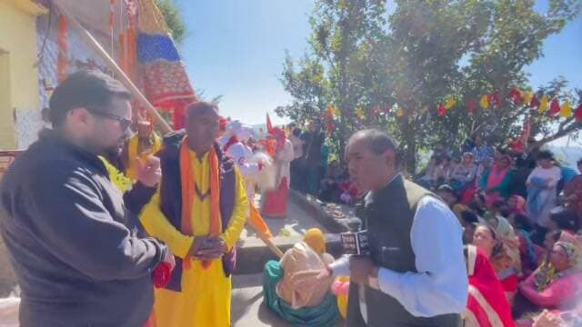 चमोली जनपद के विकासखंड पोखरी चमेठी गांव की आराध्या देवी मां चण्डिका की दिवारा यात्रा का शुभारंभ।
#Chandikamata #pokhari #chamoli @chandika