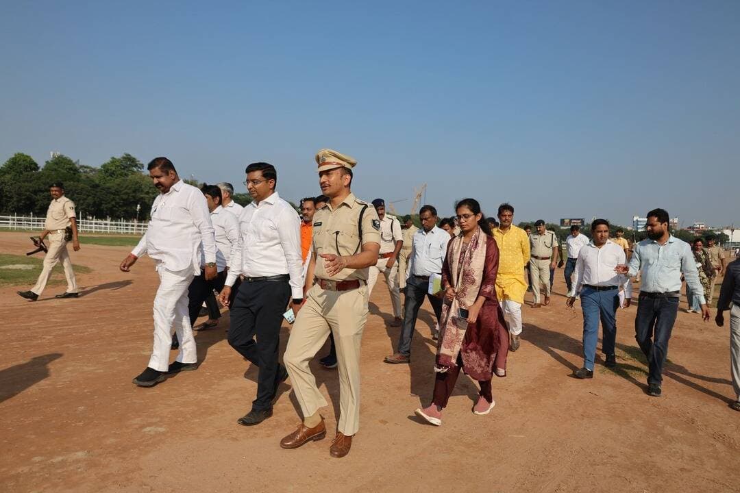 गाँधी मैदान में आयोजित होने वाले रावण दहन कार्यक्रम की सभी तैयारियां पूरी कर ली गई है.
दर्शकों की सुरक्षा एवं सुविधा का पूरा ख्याल रखा गया है.
कार्यक्रम में आने वाले श्रद्धालुओं एवं दर्शकों की सुविधा तथा भीड़ प्रबंधन को ध्यान में रखते हुए प्रवेश द्वारों के लिए अलग-अलग व्यवस्था निर्धारित की गई है। इसके तहत गेट नम्बर 1 से मुख्य अथितिगण,गेट नंबर-4 से वीआईपी, गेट नंबर-12 से वीवीआईपी एवं मीडिया प्रतिनिधि तथा गेट नंबर-13 से दशहरा कमेटी के सदस्यों का प्रवेश होगा। अन्य निर्धारित प्रवेश द्वारों से आमजन गांधी मैदान में प्रवेश कर सकेंगे। महिलाओं की सुविधा के लिए मैदान के अंदर 2 महिला दीर्घा की व्यवस्था की गई है।
जिला प्रशासन ने सभी दर्शकों से अनुरोध किया है कि वे शाम 4 बजे तक अपना स्थान ग्रहण कर लें.
कार्यक्रम के दौरान किसी अफवाह पर ध्यान न दें. गाँधी मैदान में प्रवेश एवं निकास के समय धैर्य पूर्वक अपनी बारी का इंतजार करें एवं तैनात मजिस्ट्रेट एवं पुलिस पदाधिकारियों के निर्देश का पालन करें
आवश्यकता पड़ने पर जिला नियंत्रण कक्ष के निम्नलिखित नंबर पर संपर्क किया जा सकता है..
जिला नियंत्रण कक्ष... 2219810/2219234
पुलिस नियंत्रण कक्ष.. 9031825979 एवं डायल 112
साथ ही गाँधी मैदान में बनाये गये हेल्प डेस्क से भी जरुरी मदद ली जा सकती है.
Information & Public Relations Department, Government of Bihar
Patna Police