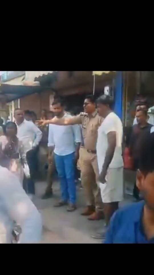 जालौन उरई में सफाई कर्मी और जलेबी विक्रेता राजू के बीच मारपीट।मामला कोतवाली क्षेत्र के अंबेडकर चौराहे का।घटना के बाद पुलिस सफाई कर्मी को कोतवाली ले गई।समर्थन में ट्रैक्टर लेकर दर्जनों सफाई कर्मी कोतवाली पहुंचे।सफाई कर्मी को छुड़ाने की मांग, रिहाई न होने पर कार्य बहिष्कार की चेतावनी!!