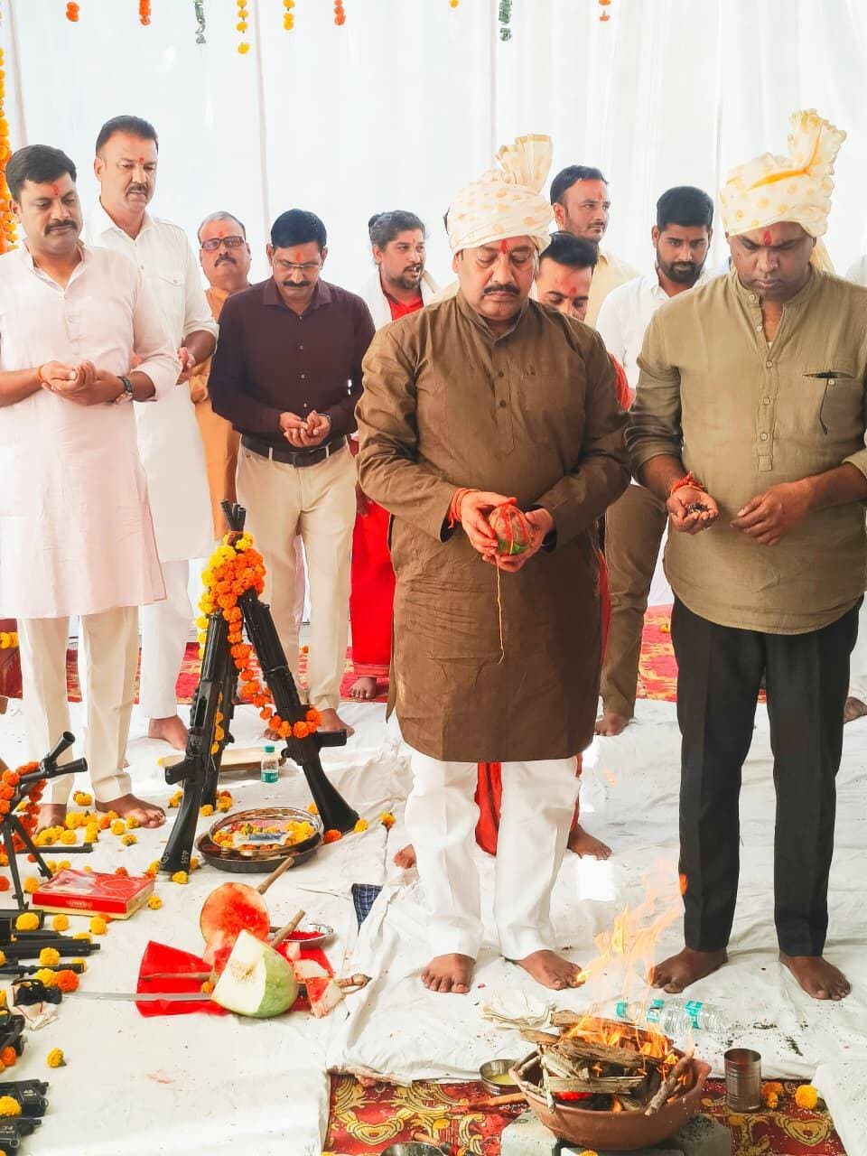 विजयदशमी के पावन पर्व पर निवाड़ी पुलिस विभाग द्वारा विधि-विधान से किया गया शस्त्र एवं पुलिस वाहनों का पूजन
निवाड़ी। भारतीय संस्कृति एवं परंपरा के प्रतीक विजयदशमी पर्व के अवसर पर निवाड़ी में पुलिस विभाग द्वारा पारंपरिक आस्था, उत्साह और अनुशासन के साथ शस्त्र एवं पुलिस वाहनों का पूजन कार्यक्रम आयोजित किया गया। इस विशेष अवसर पर पुलिस अधीक्षक डॉ. राय सिंह नरवरिया एवं जिला पंचायत सीईओ श्री रोहन सक्सेना ने मुख्य रूप से उपस्थित रहकर वैदिक मंत्रोच्चार के बीच पूजा-अर्चना संपन्न कराई।
कार्यक्रम में पृथ्वीपुर विधायक श्री नितेंद्र सिंह राठौर, सांसद प्रतिनिधि श्री राजेश पटेरिया तथा स्थानीय जनप्रतिनिधियों ने गरिमामयी सहभागिता निभाते हुए शस्त्रों और सुरक्षा साधनों के प्रति सम्मान व्यक्त किया।
विजयदशमी का पर्व असत्य पर सत्य की विजय, साहस, शक्ति और जनसेवा के प्रति निष्ठा का प्रतीक माना जाता है। इसी परंपरा का निर्वहन करते हुए पुलिस विभाग में शस्त्रों के साथ-साथ पुलिस वाहनों का भी विधि-विधान से पूजन किया गया।
कानून-व्यवस्था बनाए रखने, त्वरित पुलिस सहायता पहुँचाने, नागरिकों की सुरक्षा तथा आपातकालीन परिस्थितियों में महत्वपूर्ण भूमिका निभाने वाले पुलिस वाहनों को तिलक लगाकर और पुष्प अर्पित कर सम्मानित किया गया। यह आयोजन पुलिस बल की परंपरा, अनुशासन और आमजन की सुरक्षा के दायित्वों के प्रति उनके संकल्प को प्रदर्शित करता है।
कार्यक्रम के दौरान पुलिस अधीक्षक डॉ. राय सिंह नरवरिया एवं सीईओ जिला पंचायत श्री रोहन सक्सेना ने जनप्रतिनिधियों के साथ मिलकर सभी पुलिसकर्मियों को विजयदशमी पर्व की शुभकामनाएं दीं और समाज में शांति व सुरक्षा बनाए रखने के संकल्प को दोहराया। इस अवसर पर जिले के वरिष्ठ प्रशासनिक एवं पुलिस अधिकारी तथा बड़ी संख्या में पुलिस जवान उपस्थित रहे।
CM Madhya Pradesh Dr Mohan Yadav Department of Culture, Madhya Pradesh Jansampark Madhya Pradesh #vijaydashmi
#शस्त्र_पूजन #JansamparkMP #niwari