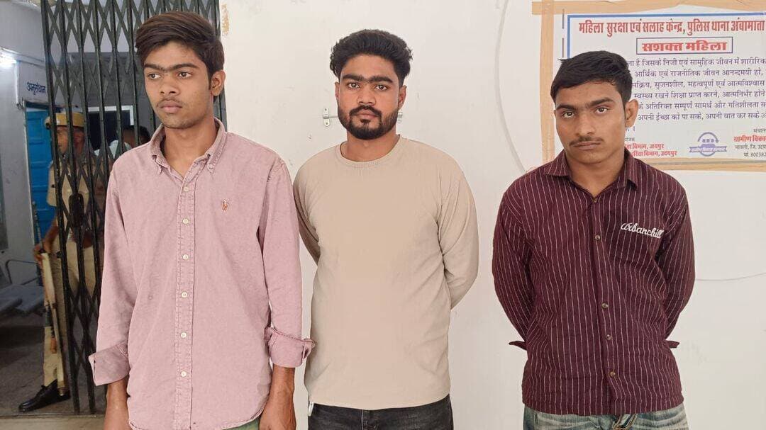 अम्बामाता पुलिस की बड़ी कार्रवाई: युवक पर चाकू से जानलेवा हमला करने वाले 3 आरोपी 24 घंटे में गिरफ्तार
उदयपुर। अम्बामाता थाना पुलिस ने मल्लातलाई क्षेत्र में एक युवक पर चाकू से जानलेवा हमला करने के मामले में त्वरित कार्रवाई करते हुए तीन आरोपियों को 24 घंटे के भीतर गिरफ्तार किया है। पुलिस ने तकनीकी इनपुट और मुखबिरों से मिली सूचना के आधार पर आरोपियों को पकड़ा। मामले में आगे की जांच जारी है।
पुलिस के अनुसार, 17 अक्टूबर 2026 की रात करीब 9 बजे मो. रिजवान शेख (19) मल्लातलाई स्थित फारुख आजम कॉलोनी में अपने दोस्त के घर के बाहर खड़ा था। इसी दौरान अपाची मोटरसाइकिल पर सवार होकर आए तीन युवकों ने उस पर चाकू से हमला कर दिया और मौके से फरार हो गए।
ये तीन आरोपी गिरफ्तार
पुलिस ने मामले में रैहान हुसैन (22), नजर हुसैन (19) निवासी भीलूराणा कॉलोनी तथा समीर अली उर्फ समीर सुगला (19) निवासी कौमी एकता नगर, उदयपुर को गिरफ्तार किया है।
जिला पुलिस अधीक्षक डॉ. अमृता दुहन के निर्देशानुसार, अतिरिक्त पुलिस अधीक्षक उमेश ओझा और वृत्ताधिकारी राजेश यादव के सुपरविजन में थानाधिकारी राजेन्द्र सिंह चारण के नेतृत्व में पुलिस टीम ने कार्रवाई की। टीम में उप निरीक्षक अजयराज सिंह सहित अन्य पुलिसकर्मी शामिल रहे।
पुलिस आरोपियों से पूछताछ कर वारदात से जुड़े अन्य तथ्यों की जांच कर रही है।
: <nis:link nis:type=tag nis:id=udaipurnews nis:value=UdaipurNews nis:enabled=true nis:link/> <nis:link nis:type=tag nis:id=lakecitynews nis:value=LakecityNews nis:enabled=true nis:link/> <nis:link nis:type=tag nis:id=ambamatapolice nis:value=AmbamataPolice nis:enabled=true nis:link/> <nis:link nis:type=tag nis:id=udaipurpolice nis:value=UdaipurPolice nis:enabled=true nis:link/> <nis:link nis:type=tag nis:id=crimenews nis:value=CrimeNews nis:enabled=true nis:link/> <nis:link nis:type=tag nis:id=rajasthanpolice nis:value=RajasthanPolice nis:enabled=true nis:link/> <nis:link nis:type=tag nis:id=breakingnews nis:value=BreakingNews nis:enabled=true nis:link/> <nis:link nis:type=tag nis:id=udaipurcrime nis:value=UdaipurCrime nis:enabled=true nis:link/>