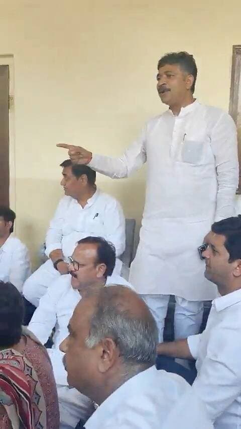 ऋतु बराला प्रकरण पर जयपुर में कांग्रेस का हल्ला बोल, टीकाराम जूली ने पुलिस कमिश्नर कार्यालय पर खोला मोर्चा
#ऋतु_बराला_प्रकरण पर #कांग्रेस का हल्ला बोल, #टीकाराम_जूली के नेतृत्व में #जयपुर पुलिस कमिश्नर कार्यालय पर जोरदार प्रदर्शन #JaipurNews #RajasthanNews #Congress #TikaRamJully #RituBarala