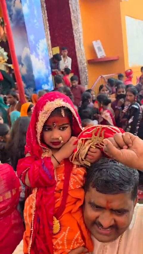 कन्या पूजन उपरांत, मां दुर्गा के स्वरूप बच्ची की छवि में,माता का स्वरूप का दर्शन का सौभाग्य प्राप्त किया. कन्या पूजन का अर्थ है नारी शक्ति का सम्मान। छोटी बच्ची में देवी का रूप माना जाता है, इसलिए उसे आदर, प्रेम और सराहना के साथ आपका मित्र शम्भू कुमार सागर का संदेश है कि नारी सम्मान, समाज की आधारशिला है। कन्या पूजन से हम विनम्रता, सुरक्षा और समानता रखते हैँ
जय दुर्गे!!!