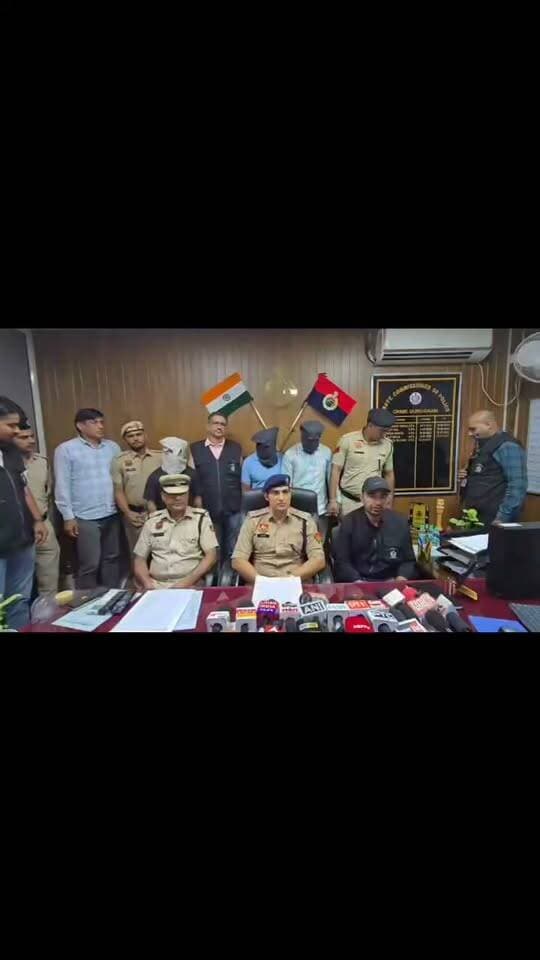 गुरुग्राम पुलिस की बड़ी कार्रवाई, दौहला गांव में 35 वर्षीय महिला की हत्या करने वाले मुख्य आरोपी सहित 3 आरोपी गिरफ्तार।
मृतका के दाह संस्कार के 12 घंटे के अंदर आरोपियों को गिरफ्तार करके सुलझाई हत्या की गुत्थी।
गुरुग्राम पुलिस की अपराध शाखा सोहना, गुरुग्राम की टीम ने दौहला गांव में महिला की हत्या के सनसनीखेज मामले को सुलझाते हुए मुख्य आरोपी सहित कुल 3 आरोपियों को गिरफ्तार करने में बड़ी सफलता हासिल की है। पुलिस टीम ने मृतका के दाह-संस्कार के उपरान्त 12 घंटे के अंदर आरोपियों की पहचान करके तथा उन्हें गिरफ्तार करके इस हत्या की गुत्थी को सुलझाया है। गिरफ्तार आरोपियों में मुख्य आरोपी संदीप (उम्र 35 वर्ष), निवासी दोहला, गुरुग्राम तथा इसके साथी अनुज (उम्र 29 वर्ष) निवासी गाँव सलोनी, जिला सहारनपुर उत्तर-प्रदेश वर्तमान निवासी शिव गली, ढंढोरों फाटक रुड़की हरिद्वार (उत्तराखंड) तथा अवनिश (उम्र 30 वर्ष) निवासी गाँव खटका (रुड़की) जिला हरिद्वार (उत्तराखंड) शामिल हैं।
16 अक्टूबर को पुलिस कंट्रोल रूम के माध्यम से थाना सोहना, गुरुग्राम की पुलिस टीम को दौहला गांव में एक महिला की हत्या होने की सूचना प्राप्त हुई। सूचना पाकर पुलिस टीम घटनास्थल पर पहुंची तो मृतका के परिजन उसे एम्बुलेंस से अस्पताल ले जा रहे थे। पुलिस टीम परिजनों के साथ सरकारी अस्पताल, सोहना पहुंची, जहां डॉक्टरों ने महिला को मृत घोषित कर दिया।
मृतका के पति ने पुलिस को दी शिकायत में बताया कि 16 अक्टूबर को सुबह करीब 7 बजकर 45 मिनट पर यह अपने बच्चों को लेकर गढ़ी बाजीदपुर स्थित स्कूल गया था और इसकी पत्नी घर पर अकेली थी। दोपहर करीब 2 बजकर 30 मिनट पर बच्चों को स्कूल से लेकर घर लौटने पर इसने अपनी पत्नी को घर के अंदर मृत अवस्था में पाया। इसकी पत्नी के दोनों हाथ बंधे हुए थे तथा मुंह पर टेप लगी हुई थी। इसने टेप हटाकर पत्नी के हाथ खोले और उसे सरकारी अस्पताल, सोहना लेकर गया, जहां डॉक्टरों ने उसे मृत घोषित कर दिया। इस शिकायत पर थाना सदर सोहना, गुरुग्राम में अज्ञात आरोपियों के खिलाफ धारा 103(1), 127(2), 332(a) व 3(5) BNS के तहत अभियोग अंकित किया गया।
अपराध शाखा सोहना की पुलिस टीम ने उपरोक्त अभियोग में प्रभावशाली कार्रवाई करते हुए मुख्य आरोपी संदीप सहित आरोपी अनुज व अवनिश को गिरफ्तार करने में बड़ी सफलता हासिल की है। पुलिस ने मुख्य आरोपी संदीप को 19 अक्टूबर को सोहना से तथा उसके साथी आरोपियों अनुज व अवनिश को 20 अक्टूबर को रुड़की, उत्तराखंड से काबू करके नियमानुसार गिरफ्तार किया।
प्रारम्भिक पुलिस पूछताछ में ज्ञात हुआ कि मृतका मुख्य आरोपी संदीप के चचेरे भाई की पत्नी थी। आरोपी संदीप पहले भारतीय सेना में कार्यरत था तथा नौकरी लगवाने के नाम पर रुपये ऐंठने और अन्य धोखाधड़ी संबंधी गतिविधियों में संलिप्त होने के कारण वर्ष-2023 में संदीप का सेना से कोर्ट मार्शल कर दिया गया था। इसके बाद भी संदीप धोखाधड़ी की गतिविधियों में संलिप्त रहा। आरोपी संदीप अपने चचेरे भाई (उपरोक्त अभियोग में मृतका का पति) की जमीन बिकवाना चाहता था, जिस जमीन की खरीद के लिए संदीप ने अपने चचेरे भाई/मृतका के पति को 1 लाख रुपये बतौर ब्याना/एग्रीमेन्ट दिए थे, लेकिन मृतका ने जमीन का सौदा सस्ता होने के कारण अपने पति से ब्याने के 1 लाख रुपये संदीप को वापस करवा दिए। इसी बात की रंजिश रखते हुए आरोपी संदीप ने अपने चचेरे भाई की पत्नी की हत्या करने की योजना बनाई।
आरोपियों से पुलिस पूछताछ में यह भी सामने आया कि जब संदीप भारतीय सेना में कार्यरत था और रुड़की में तैनात था, तब उसकी मुलाकात उक्त आरोपी अनुज से हुई जो उस समय ठेके पर लांगरी का काम करता, फिर इसकी अनुज के माध्यम से उक्त आरोपी अवनिश से मुलाकात हुई। वर्तमान में आरोपी अनुज बिजली विभाग में प्राइवेट नौकरी करता है और आरोपी अवनिश blikit में डिलीवरी बॉय का काम करता है। संदीप ने इन दोनों से सम्पर्क करके उपरोक्त अभियोग में हत्या करने की योजना में शामिल किया और संदीप ने अपने साथी आरोपियों के साथ 31 अगस्त को मृतका के घर की रेकी की तथा योजनानुसार 16 अक्टूबर को सुबह उक्त दोनों आरोपी रुड़की से गाँव दौहला आए और संदीप दोनों साथी आरोपियों के साथ अभियोग में मृतका के घर पहुँचे, उस समय मृतका फोन पर बात कर रही थी, जिसे देखकर ये वापस आ गए और कुछ देर बाद समय करीब 10 बजकर 5 मिनट पर संदीप व अनुज घर में दाखिल हो गए तथा अवनिश बाहर निगरानी के लिए खड़ा हो गया। संदीप द्वारा बैग में रखकर लाई गई टेप व रस्सी पहले आरोपियों ने महिला के मुँह पर टेप लगाई और रस्सी से उसके हाथ बांध दिए फिर गला दबाकर उसकी उसकी हत्या कर दी ।
पुलिस टीम द्वारा आरोपी संदीप को 19 अक्टूबर को माननीय न्यायालय में पेश करके 4 दिन के पुलिस हिरासत रिमांड पर लिया गया है। पुलिस द्वारा आरोपियों से गहनता से पूछताछ की जा रही है तथा अभियोग का अनुसंधान जारी है।