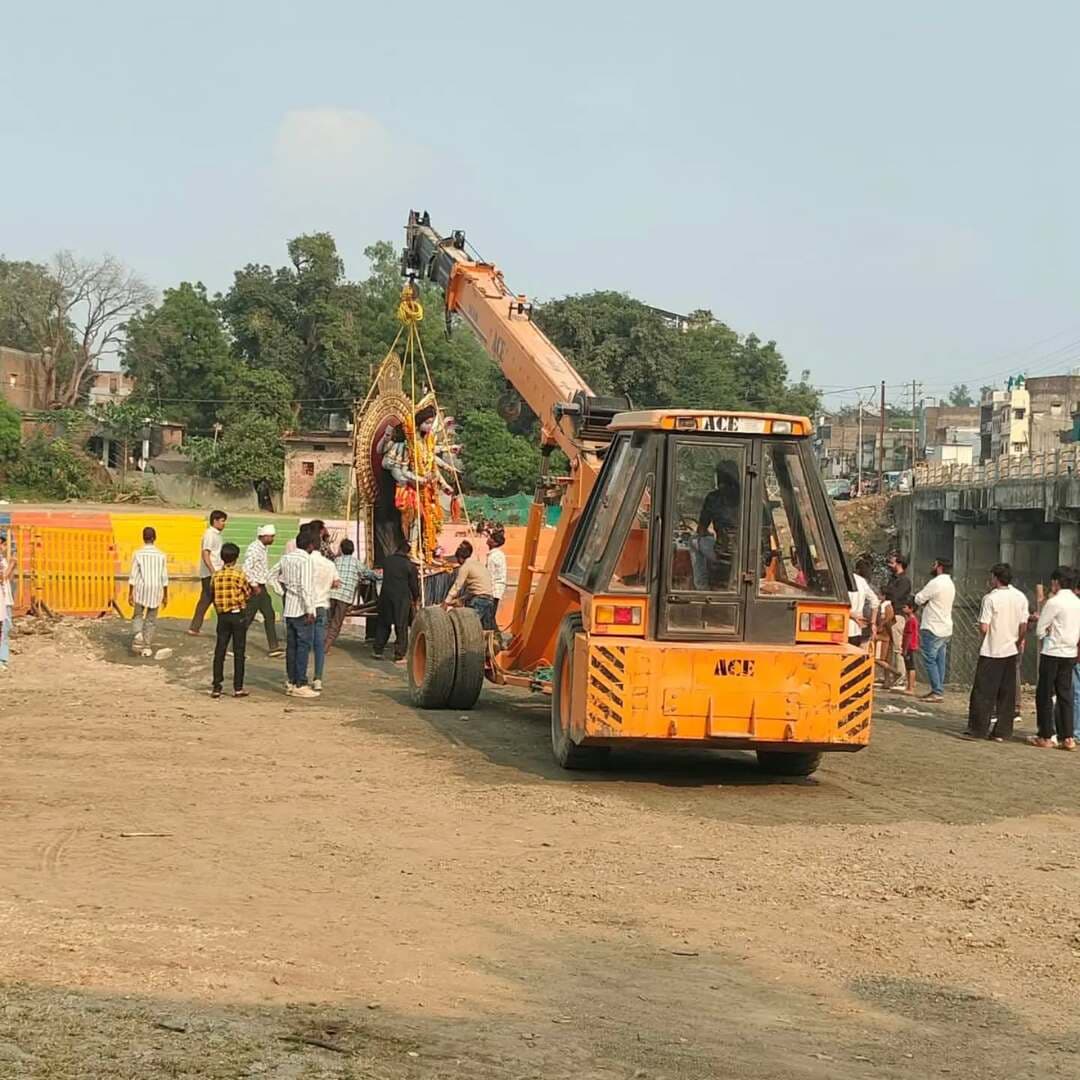 कलेक्टर श्री रोहित सिसोनिया के निर्देशानुसार गैरतगंज में एसडीएम श्री हर्षल द्वारा प्रतिमा विसर्जन स्थल पर पहुंचकर व्यवस्थाओं का जायजा लिया गया।