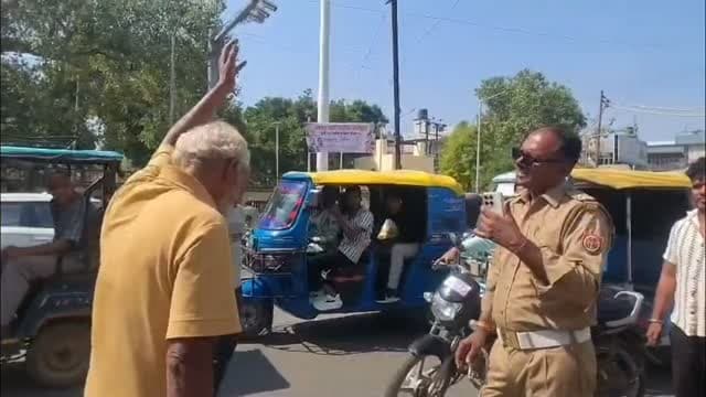 #अलीगढ़ में #ट्रैफिक #पुलिसकर्मियों से #अभद्रता, #सरकारी कार्य में बाधा डालने पर मुकदमा दर्ज
