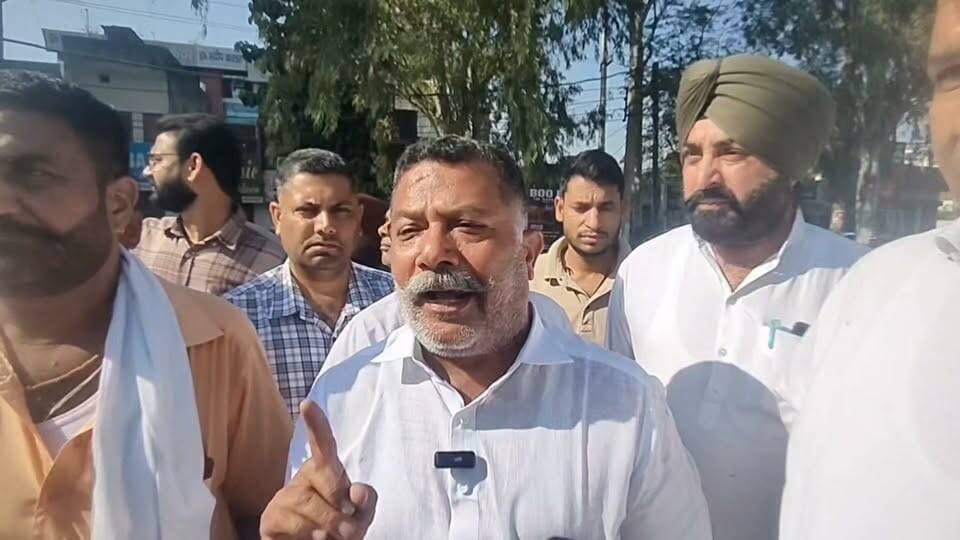 यमुनानगर में बिजली कर्मचारियों का हल्ला बोल! मनोहर लाल, नायब सैनी और HERC चेयरमैन के पुतले फूंके, 22 से 24 अक्टूबर तक हड़ताल का ऐलान
Youtube link 👇👇👇
https://youtu.be/H7Zb7VmKFHo?si=fCCyCQte_tXrgfQX
निजीकरण के विरोध में कर्मचारी सड़कों पर, मांगें नहीं मानीं तो हरियाणा में ब्लैकआउट और काली दिवाली की चेतावनी।
#Yamunanagar #HaryanaNews #BreakingNews #ElectricityEmployees #PowerSector #Privatization #EmployeeProtest #HaryanaGovernment #StrikeAlert #BlackoutWarning #BijliKaramchari #AKNews #YamunanagarNews #HaryanaBijliStrike #LatestNews