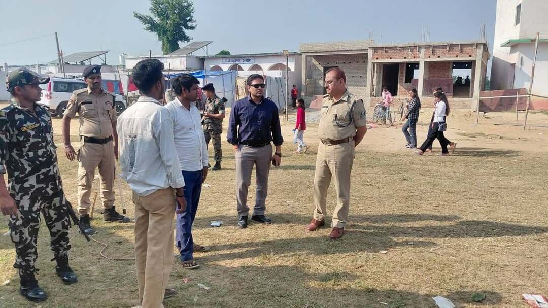 🏹🔥 विजयादशमी को लेकर जिला प्रशासन मुस्तैद, रावण दहन स्थलों का किया गया निरीक्षण!
📍 अरवल | विजयादशमी पर्व 2026
जिला पदाधिकारी, अरवल श्रीमती अमृषा बैंस के निर्देशानुसार विजयादशमी पर्व के अवसर पर रावण दहन कार्यक्रम को शांतिपूर्ण, सुरक्षित एवं सुव्यवस्थित ढंग से संपन्न कराने के उद्देश्य से अनुमंडल पदाधिकारी श्री संजीव कुमार एवं अनुमंडल पुलिस पदाधिकारी श्री कुमार संजय द्वारा जिले के विभिन्न रावण दहन एवं रामलीला आयोजन स्थलों का संयुक्त निरीक्षण किया गया।
इस दौरान वासिलपुर, कोरियम, बैदराबाद एवं बैदराबाद चौकी स्थित आयोजन स्थलों पर सुरक्षा व्यवस्था, भीड़ प्रबंधन, विधि-व्यवस्था एवं सुगम आवागमन की तैयारियों का जायजा लिया गया तथा संबंधित पदाधिकारियों को आवश्यक दिशा-निर्देश दिए गए।
🙏 जिला प्रशासन, अरवल की अपील — विजयादशमी का पर्व शांति, सुरक्षा एवं आपसी सौहार्द के साथ मनाएँ।
🛡️ आपकी सुरक्षा, हमारी प्राथमिकता!
#DistrictAdministrationArwal #Vijayadashami2026 #RavanDahan #Arwal #BiharAdministration #SafeCelebration